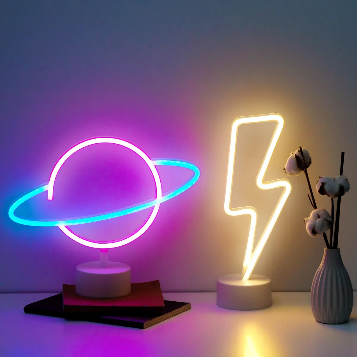 Confezione da 2 Fulmine e Pianeta - Lampada Neon LED Gaming, Luci Neon, Insegna Luminosa LED Camera Decorazioni Gamer, Scritta Luce Lettere Insigne Luminose Muro. Connessione USB o batterie
