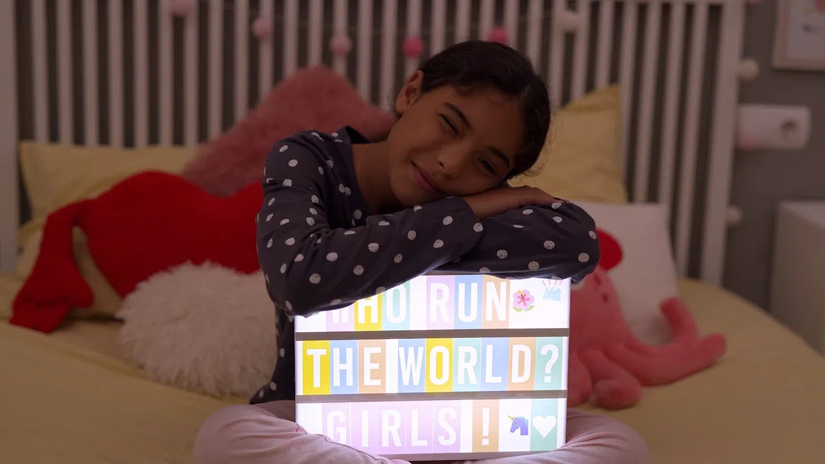 BONNYCO Light Box Rosa con 400 Lettere ed Emoji, 2 Pennarelli. Lavagna Luminosa con Lettere, Idee Regalo Bambina, Ragazza e Donna per Compleanno Natale. Scatola Scritte Luminose, Decorazioni Camera