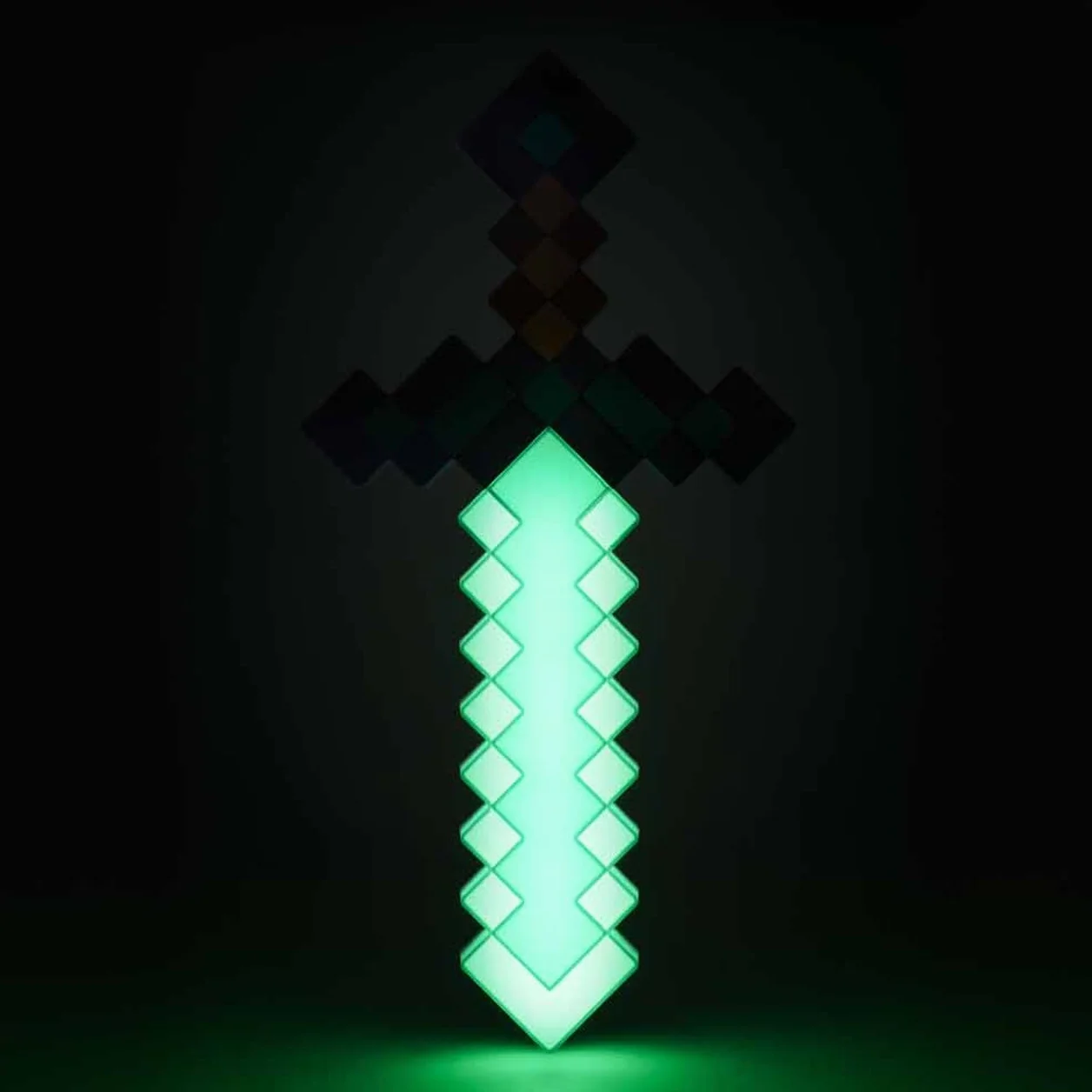 Luce Spada di Diamante Minecraft Merchandise Ufficiale, 3 Modalità di Luce Dinamica con Reazione al Suono, Decorazione per Stanza di Gioco & Collezionabile, Alimentata a USB o Batterie
