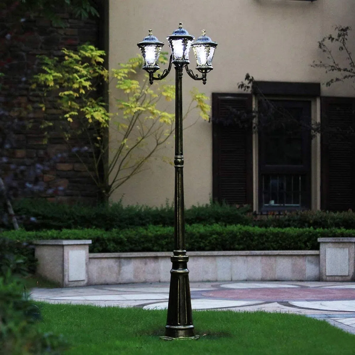 Lampione stradale paesaggistico per villa a 3 luci con paralume in vetro, lampada a colonna da prato in alluminio pressofuso impermeabile Lampione da prato per stagno a palo alto Lanterna tradizionale