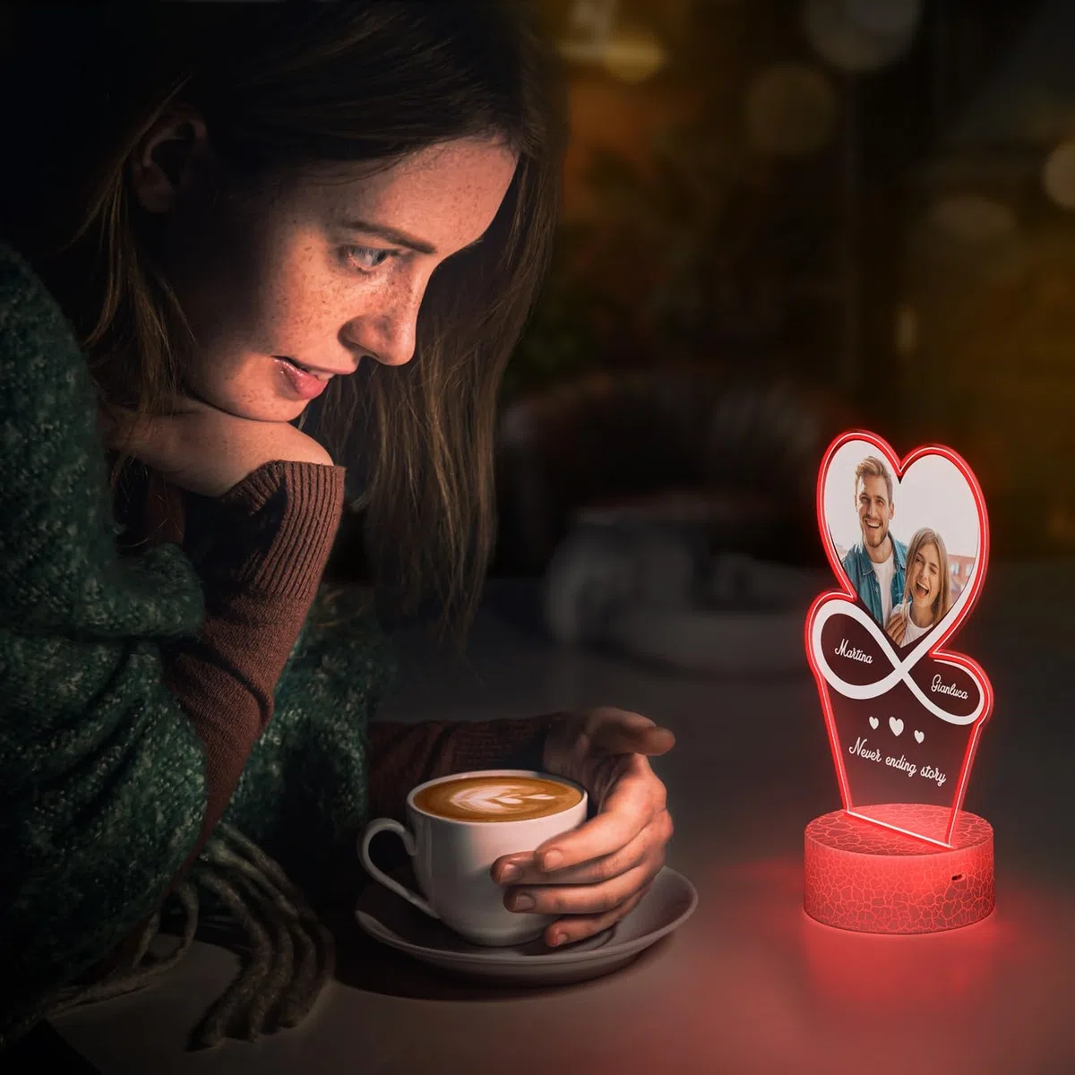 Maverton Lampada con Targa Personalizzata - Targhetta Personalizzata con Luce Notturna - Base Multicolore Caricatore e Telecomando - Idea Regalo Coppia Anniversario