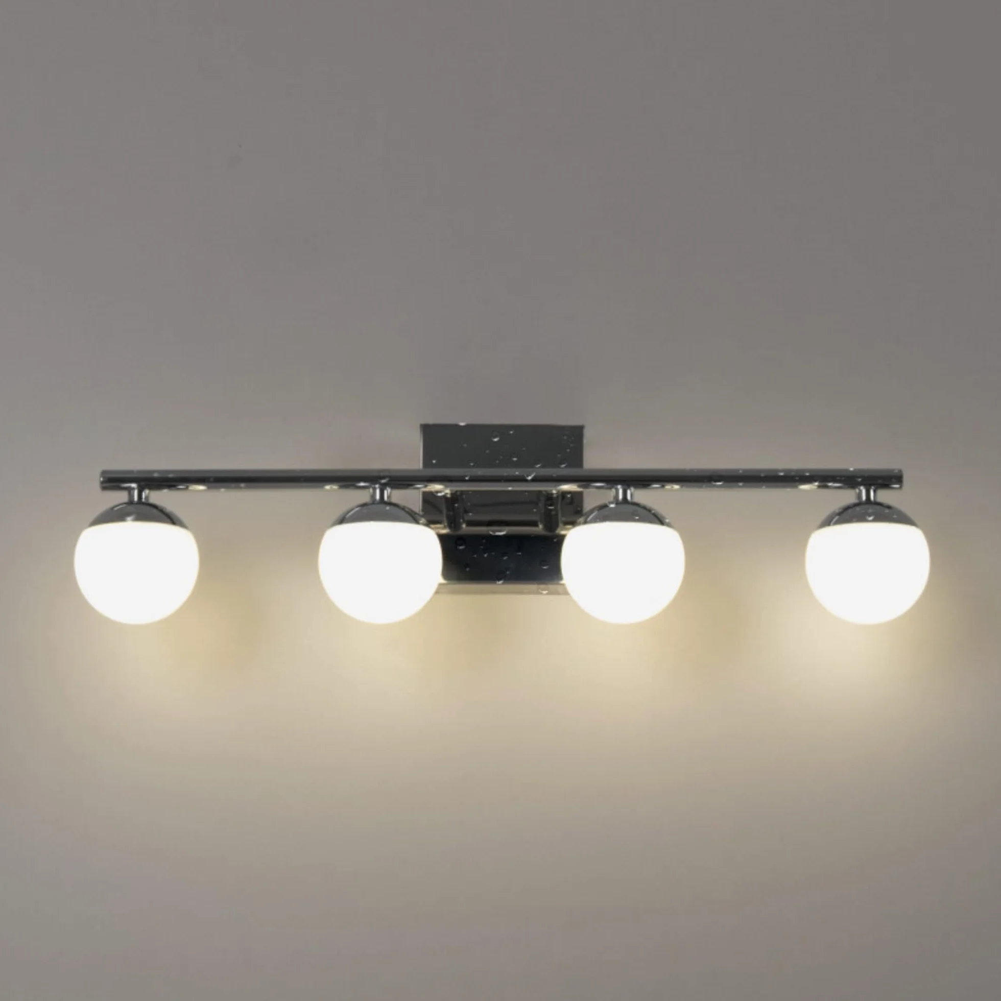 Applique LED per bagno Cromato 12W IP44 con 4 sfere diffusori. Luce bianca neutra 4000K. Barra da 49 cm. Lampada da parete per bagno, illuminazione moderna e funzionale per specchio e lavabo.
