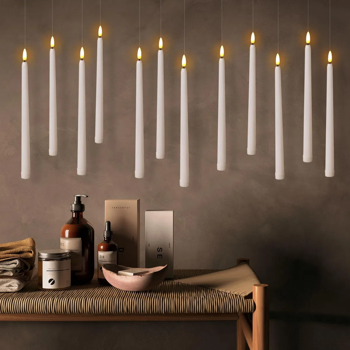 IMAGE Candele a LED senza fiamma, funzionamento a batteria, confezione da 12 candele affusolate color avorio con telecomando e timer, luce tremolante realistica per matrimoni, Natale, San Valentino