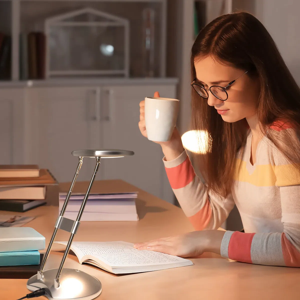 DA LIGHT - Lampada da scrivania a LED, 3000 K, luce bianca calda, 3,6 W, per comodino, da lettura, con supporti retrattili, colore argento, per ufficio, lettura, studio