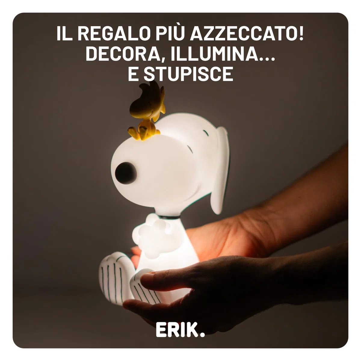 Grupo Erik Lampada Snoopy Peanuts - Lampada da Scrivania e Comodino con Luce LED, Luce Notturna Bambini Snoopy Gadget | Cavo USB o Pile AAA (12,2 x 26,7 x 18,5 cm)