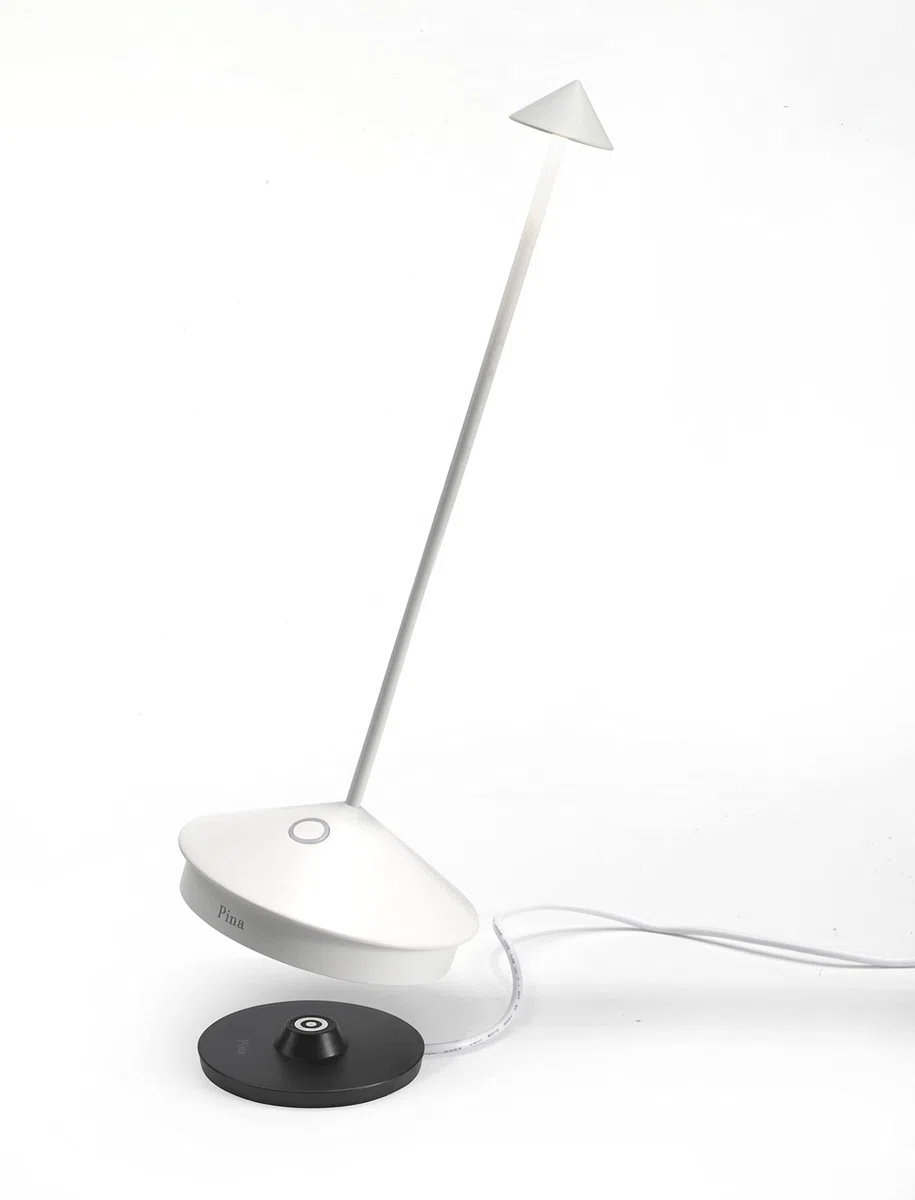Zafferano Pina Pro, Lampada LED Ricaricabile Da Tavolo Senza Fili, Dimmer Touch 2700K, IP54 Uso Interno/Esterno, Base Di Ricarica A Contatto, Batteria Lunga Durata, Corpo In Alluminio H29cm - Bianco