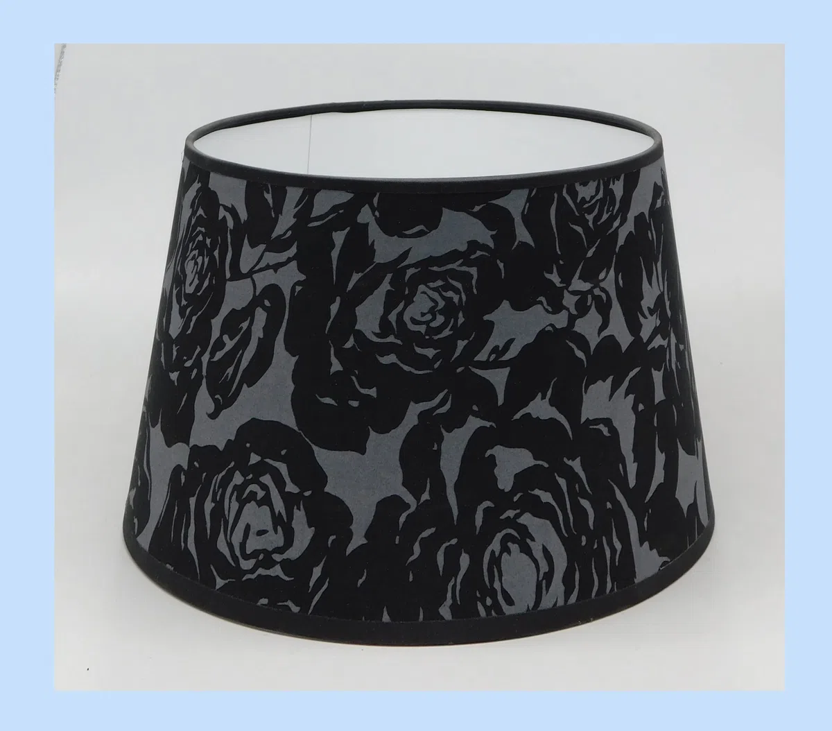 Paralume cappello per lampada in tessuto con disegno fiore grigio nero - produzione propria, made in Italy (Tronco cono, cm 35)