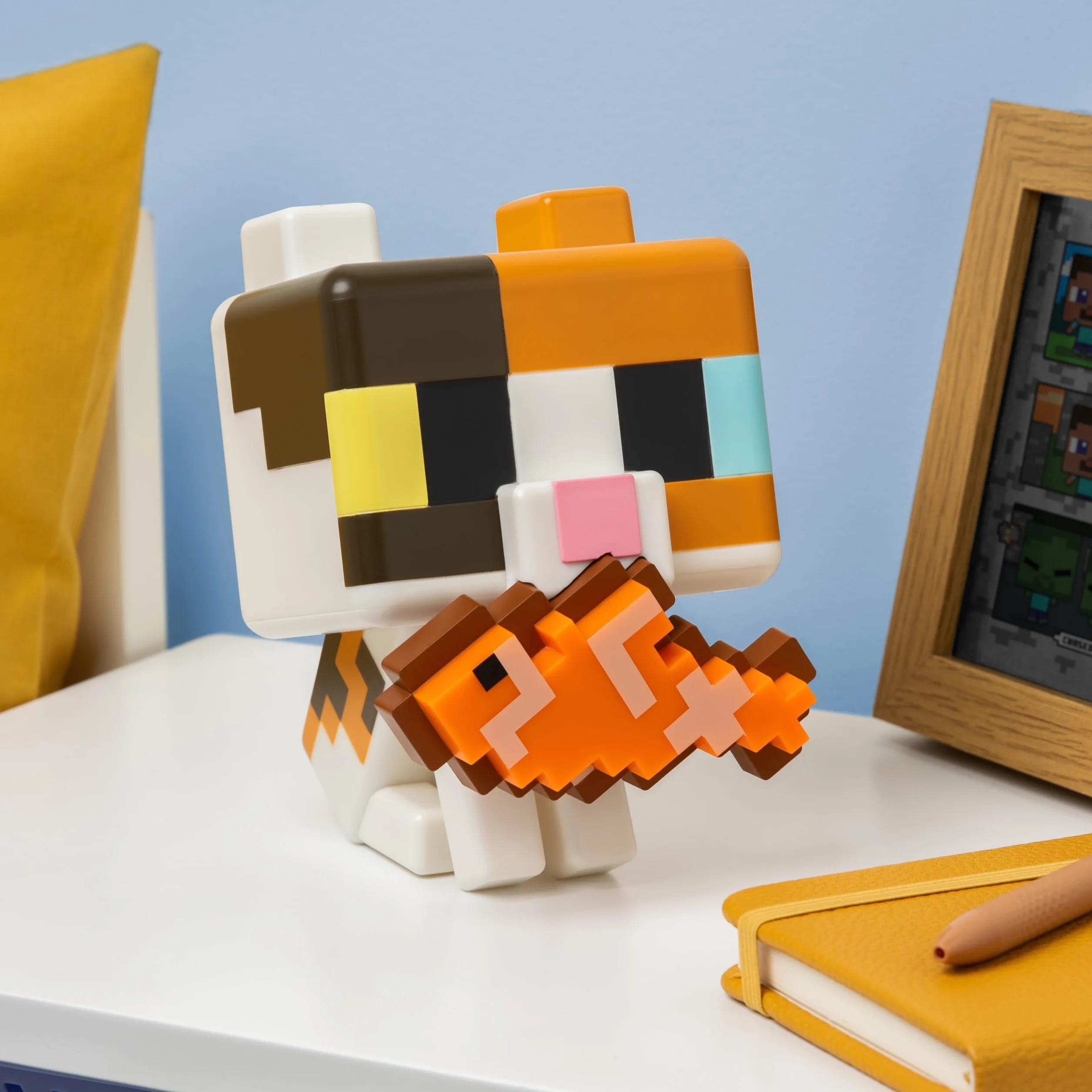 Paladone Minecraft Cat GloBuddies Light, 15cm Tap‑to‑On Lamp with Light‑Up Fish, AA Battery Powered, Officially Licensed