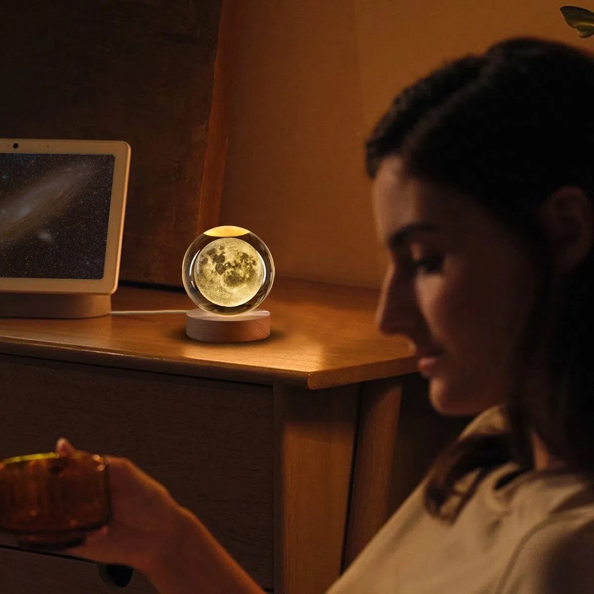 Flexzion Luce notturna 3D a forma di luna con sfera di cristallo, luce LED ologramma in vetro con base in legno massello, alimentata tramite USB, con luminosità regolabile, per decorazione domestica