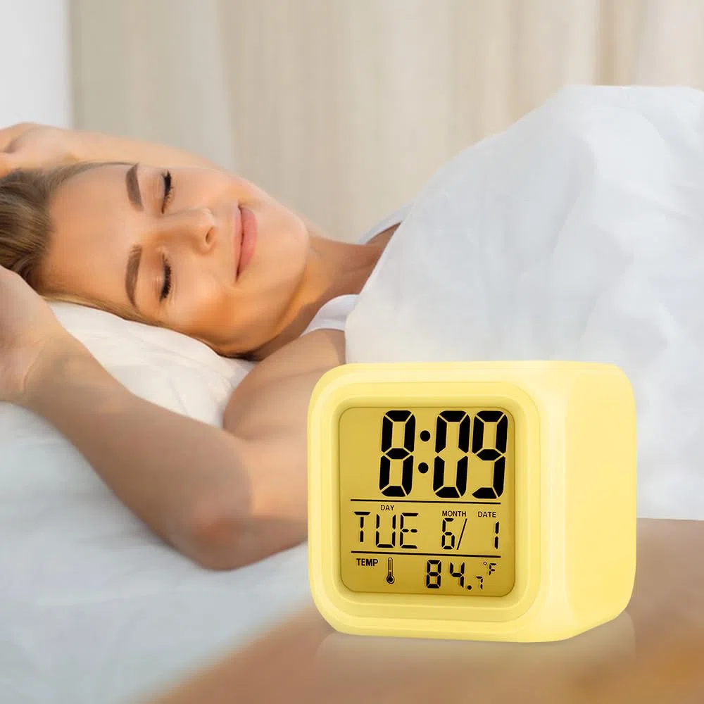 Sveglia digitale, Sveglia per bambini portatile LCD sveglia da comodino con luci Intelligente 7 colori Luce Notturna con Tempo Ore, Data, Temperatura per ragazze, ragazzi, adulti regali