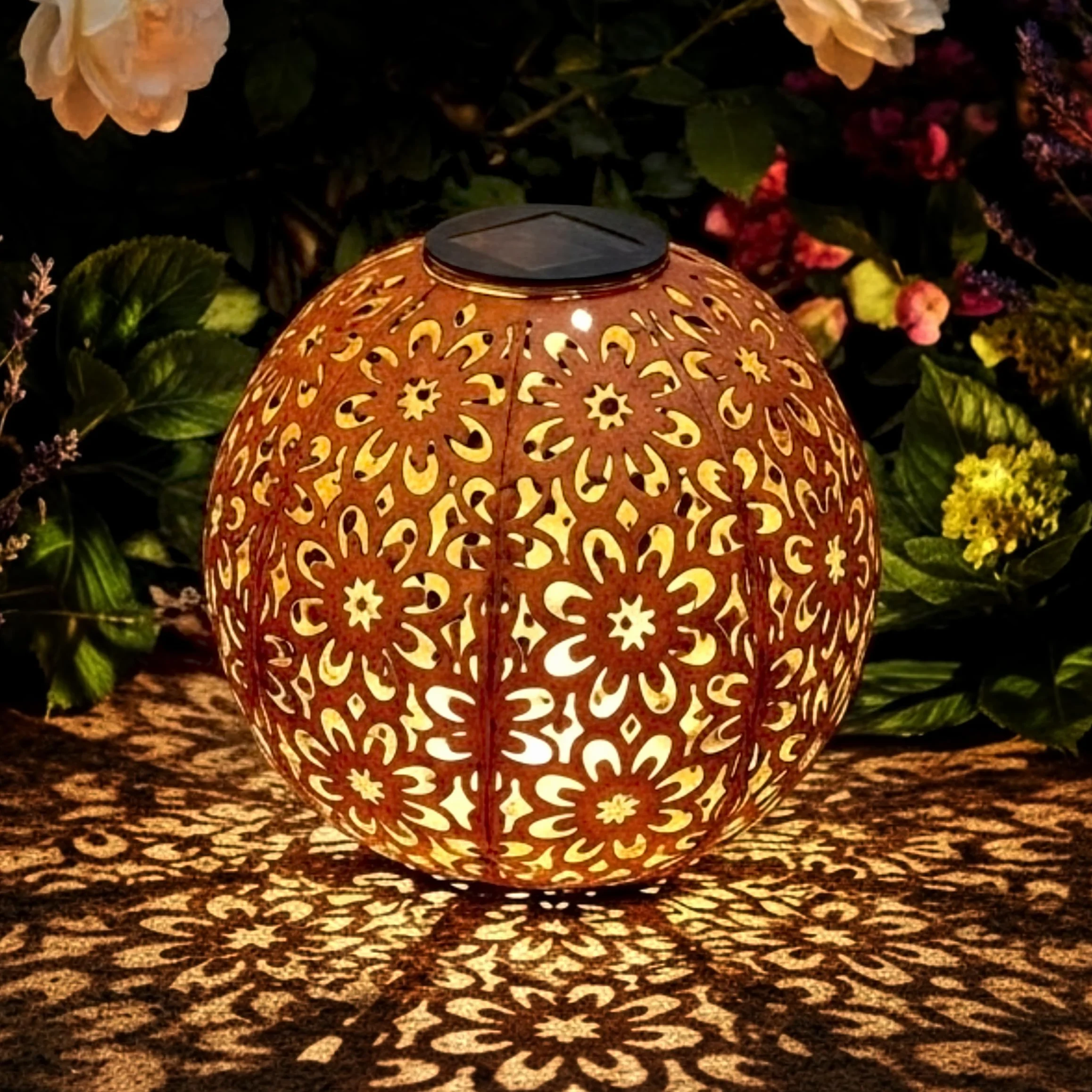 Spetebo Sfera solare da giardino in metallo effetto ruggine – Ø 20 cm – sfera decorativa a LED con picchetto – lampada decorativa da giardino – luce bianca calda illuminata per esterni