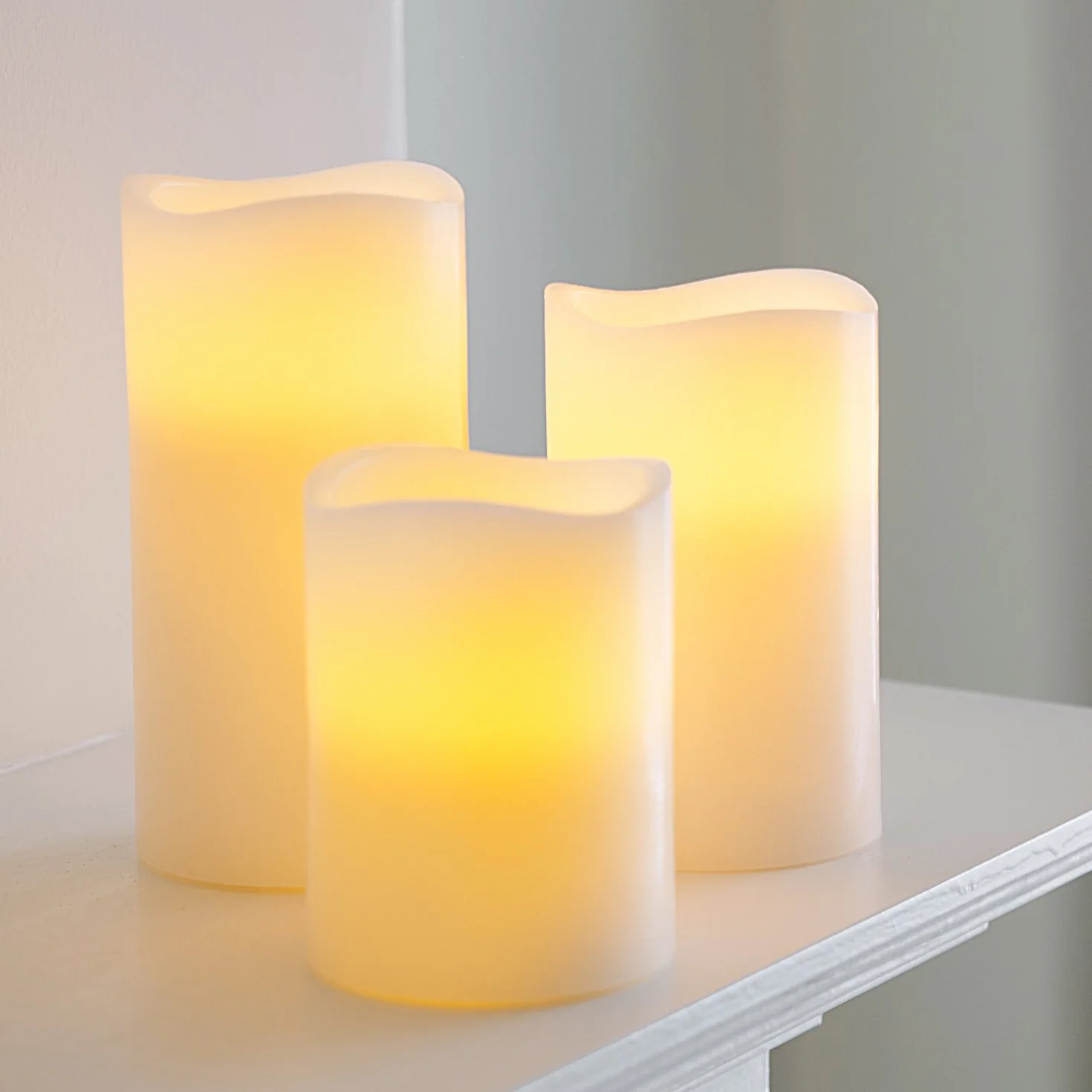 Lights4fun Set di 3 Candele LED Senza Fiamma in Vera Cera con LED Bianco Caldo a Pile per Uso in Interni