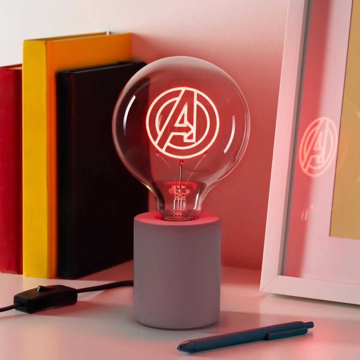 Paladone, Lampada con lampadina neon a LED decorativa Marvel Avengers, con lampadina in vetro E27, regalo supereroi, con licenza ufficiale, luce divertente per camere da letto e case