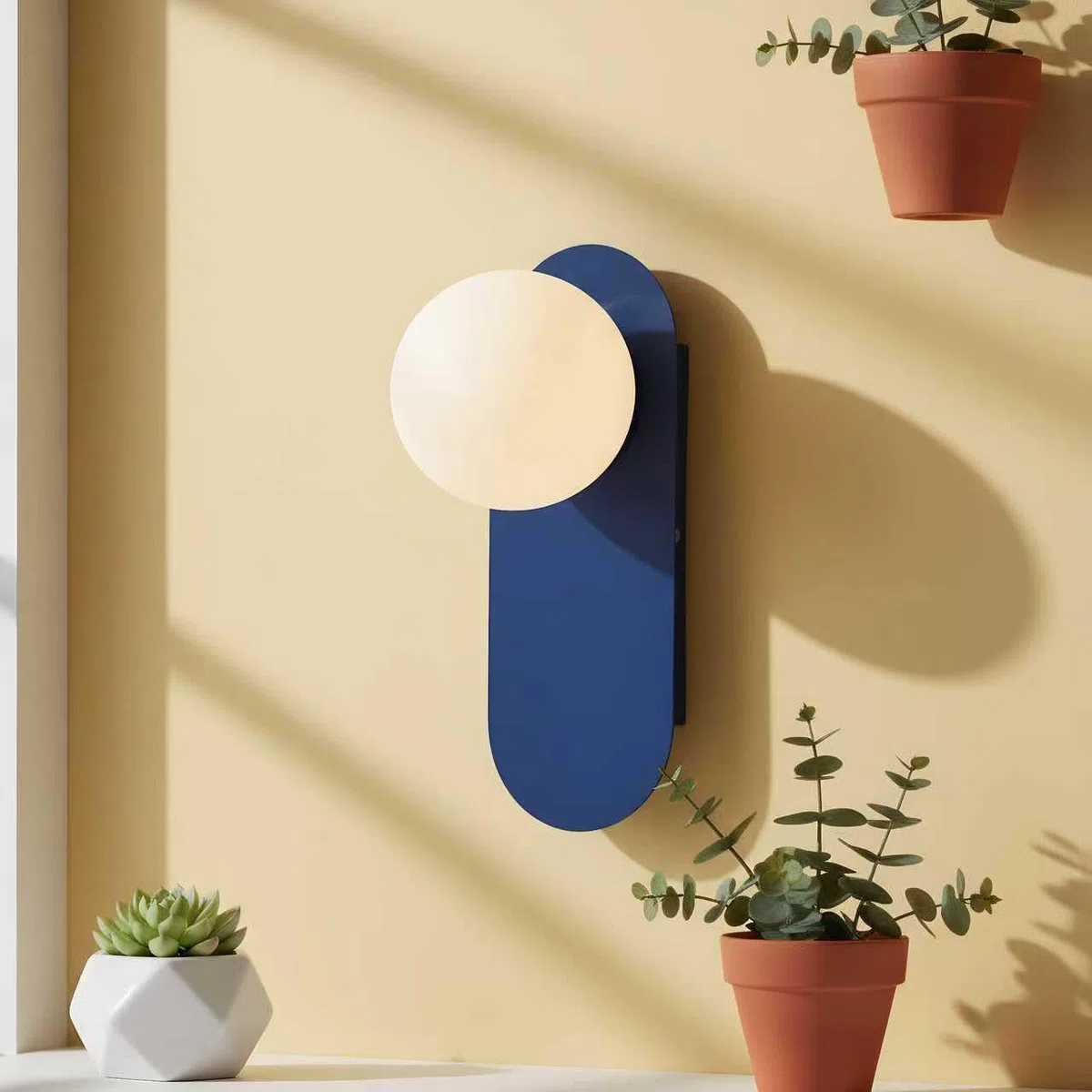 BARCELONA LED Applique da Parete Brian E27 – Lampada da Muro Stile Nordico con Sfera in Vetro Opale, Faretti da muro Design Minimalista, Base in Alluminio Blu, Uso Interno IP20