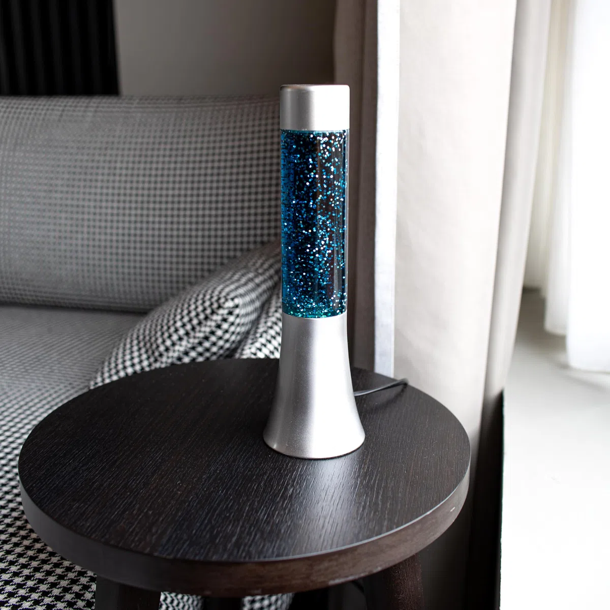 Fisura - Lampada lavica blu glitter. Lampada di lava da 30 cm con base argentata, liquido blu e glitter. Lampada ad effetto rilassante. 9x9x30 cm
