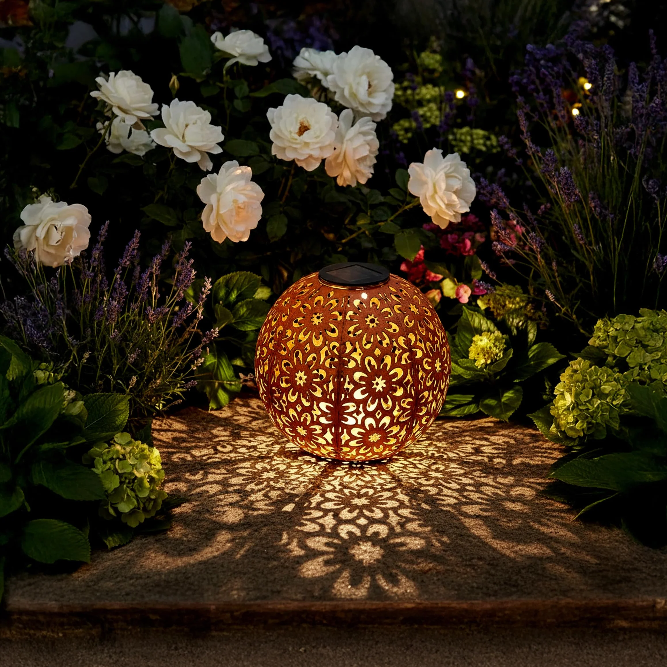 Spetebo Sfera solare da giardino in metallo effetto ruggine – Ø 20 cm – sfera decorativa a LED con picchetto – lampada decorativa da giardino – luce bianca calda illuminata per esterni