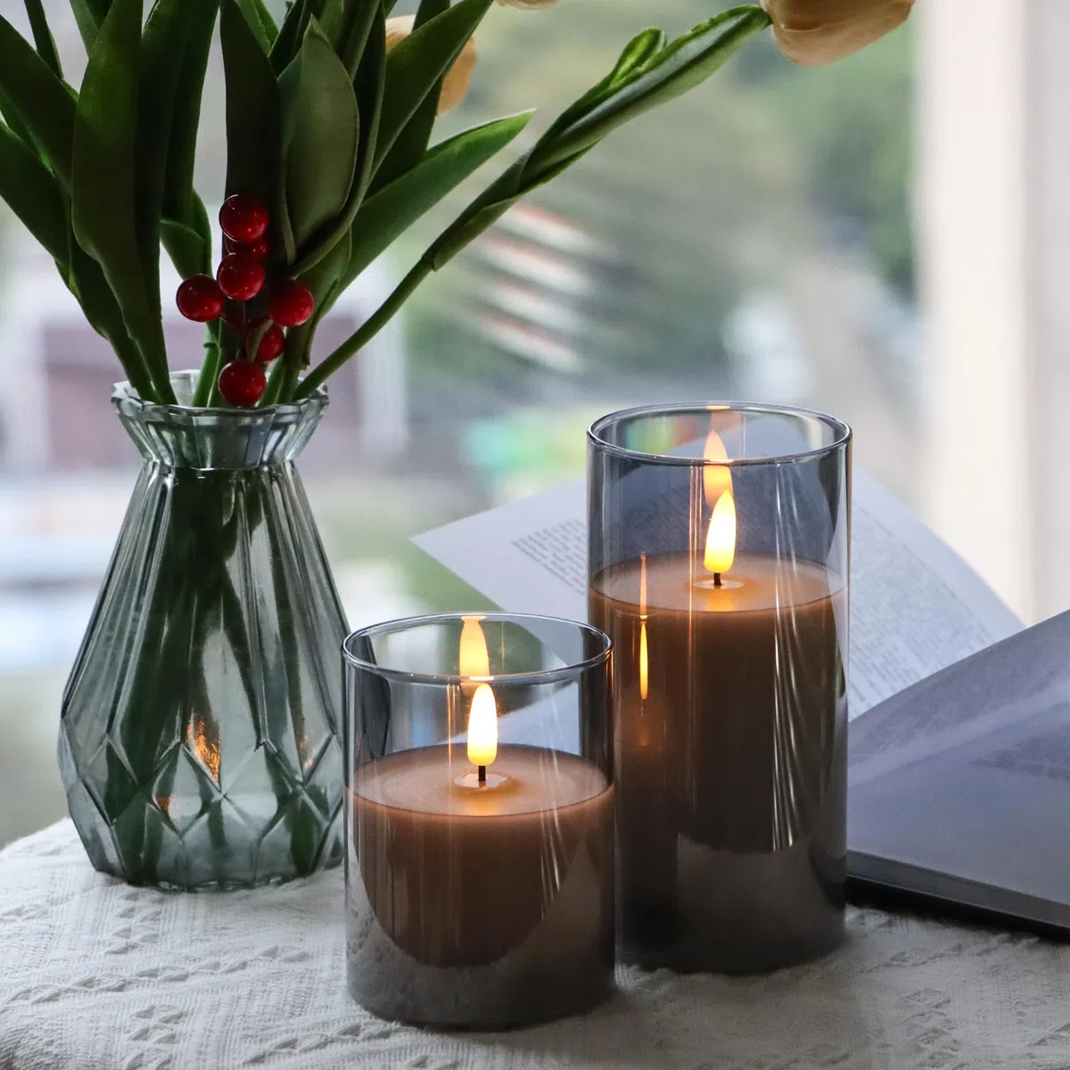 FREEPOWER Set di 3 candele a LED in vetro grigio con telecomando e timer, luce bianca calda tremolante, ricaricabili tramite cavo USB, senza fiamma, cera vera, Ø 7,5 x 10/12,5/15 cm