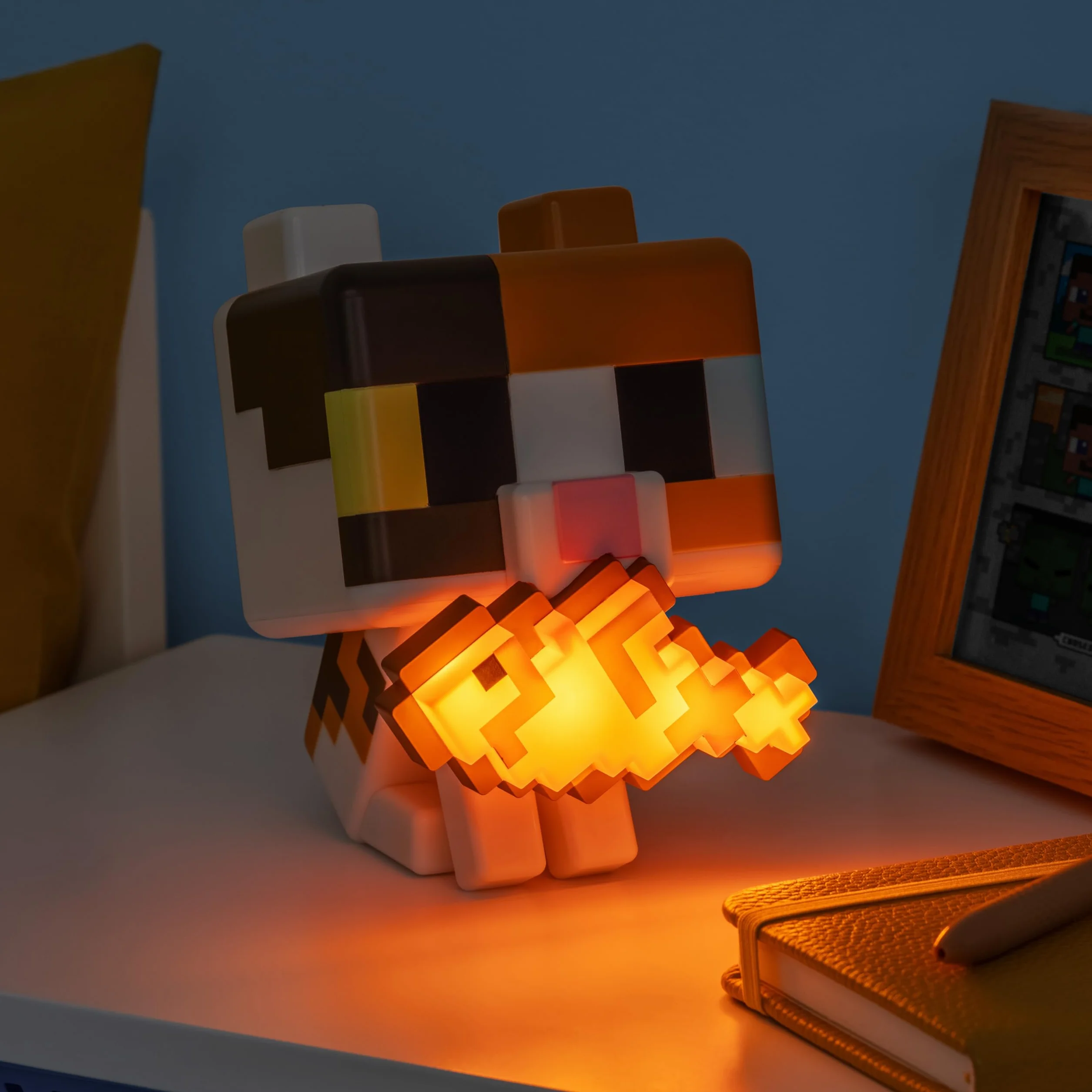 Paladone Minecraft Cat GloBuddies Light, 15cm Tap‑to‑On Lamp with Light‑Up Fish, AA Battery Powered, Officially Licensed
