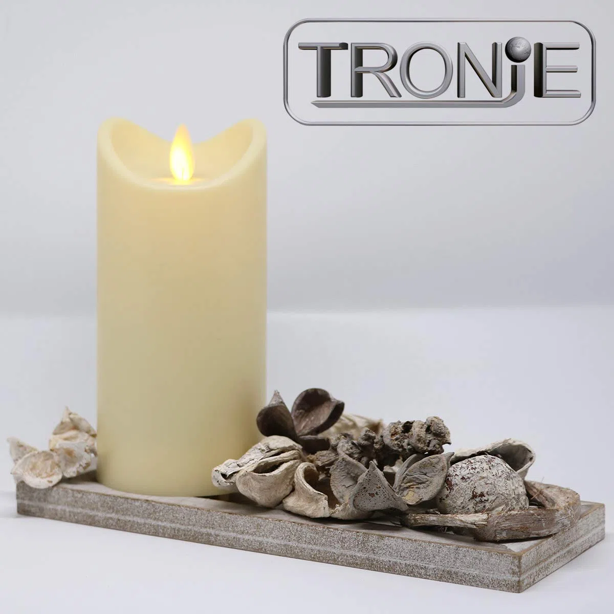 TRONJE Ø7x15 cm LED Candela a Batteria da Esterno Crema - Candela Plastica senza Fiamma con Timer e Telecomando - Impermeabile & Resistente al Calore