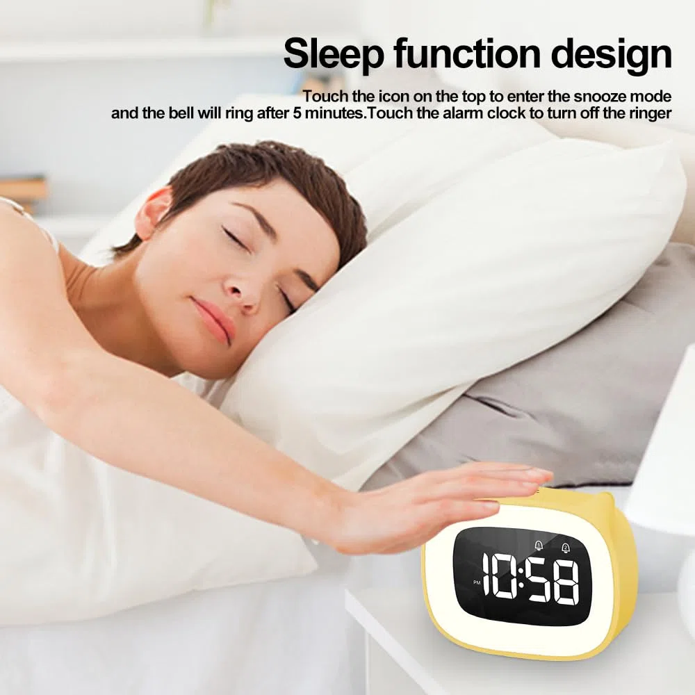 Sveglia Bambini da Comodino, Sveglia Digitale con Led Numeri Grandi, Carina Gatti, Luce Notturna Funzione Snooze Timer 18 suonerie 5 modalità comodino per Bambin Porta di Ricarica USB (Giallo)