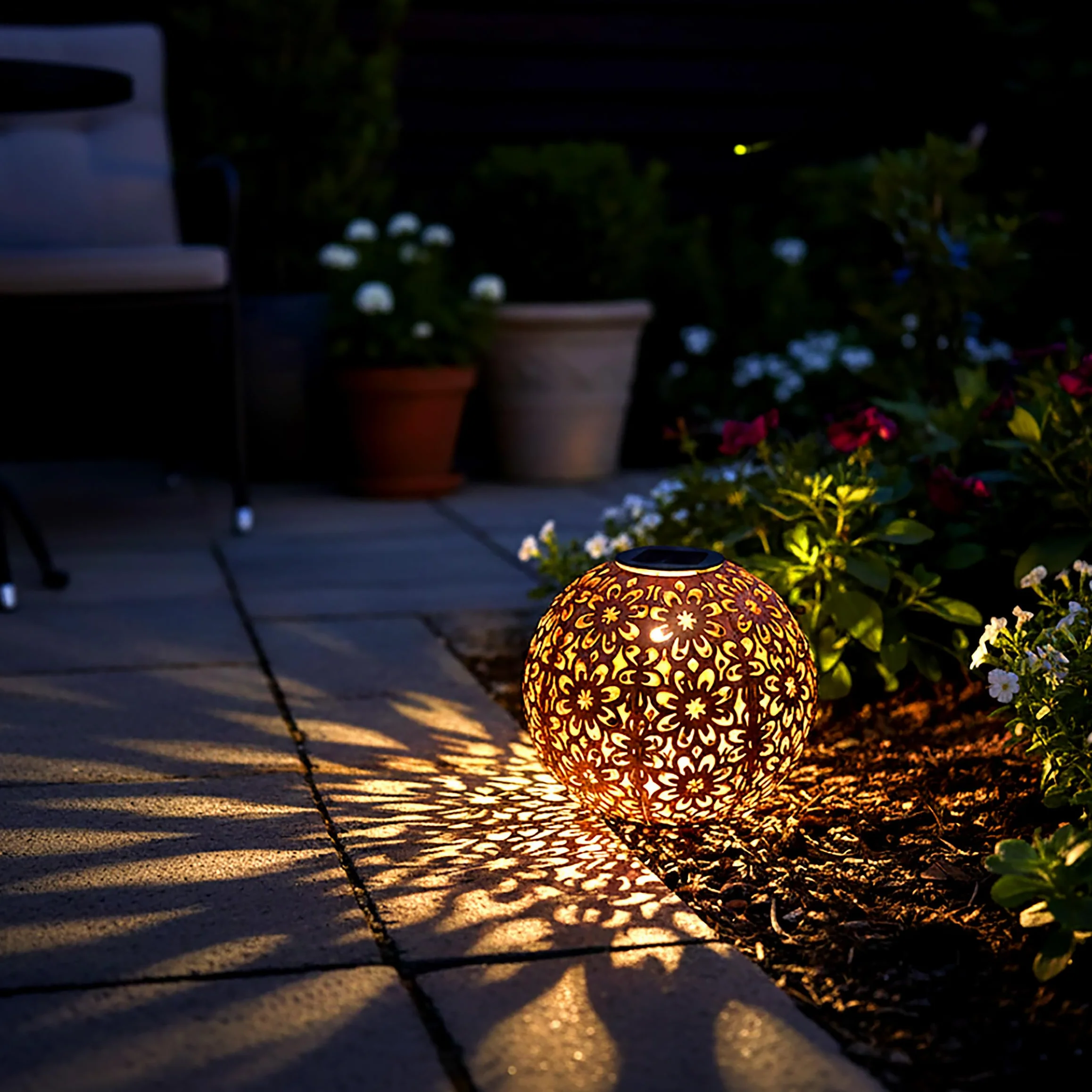 Spetebo Sfera solare da giardino in metallo effetto ruggine – Ø 20 cm – sfera decorativa a LED con picchetto – lampada decorativa da giardino – luce bianca calda illuminata per esterni