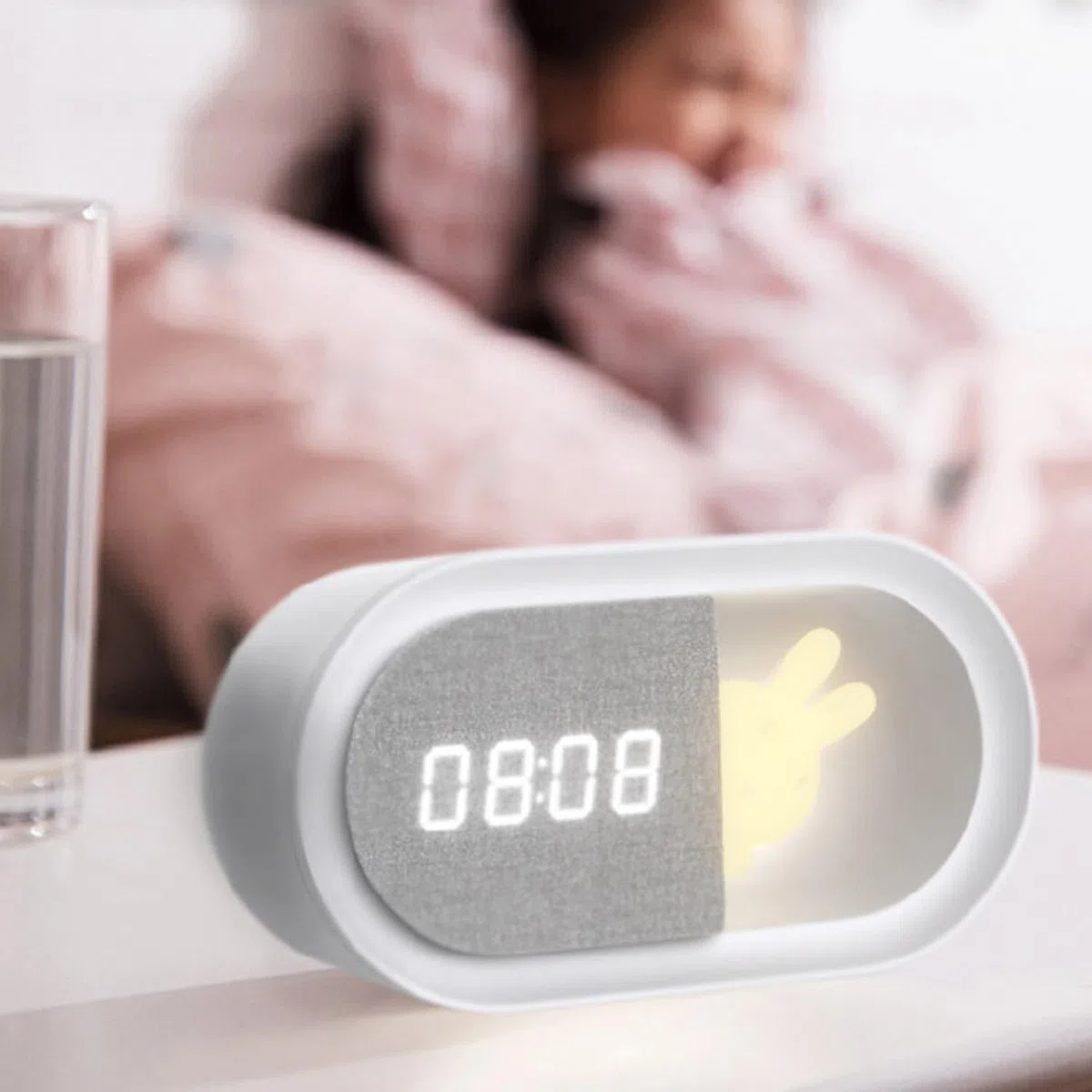 Forever Sveglia con coniglietto luminoso a LED PURE FNL-05 INGRID - Sveglia, lampada da comodino per la camera dei bambini, decorazione, orologio digitale, orologio wireless, USB-C, da letto, motivo