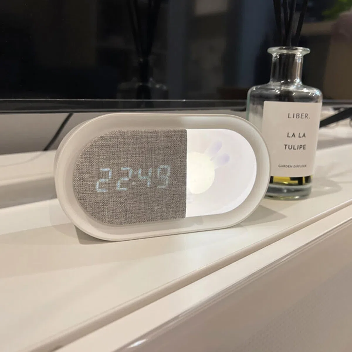 Forever Sveglia con coniglietto luminoso a LED PURE FNL-05 INGRID - Sveglia, lampada da comodino per la camera dei bambini, decorazione, orologio digitale, orologio wireless, USB-C, da letto, motivo
