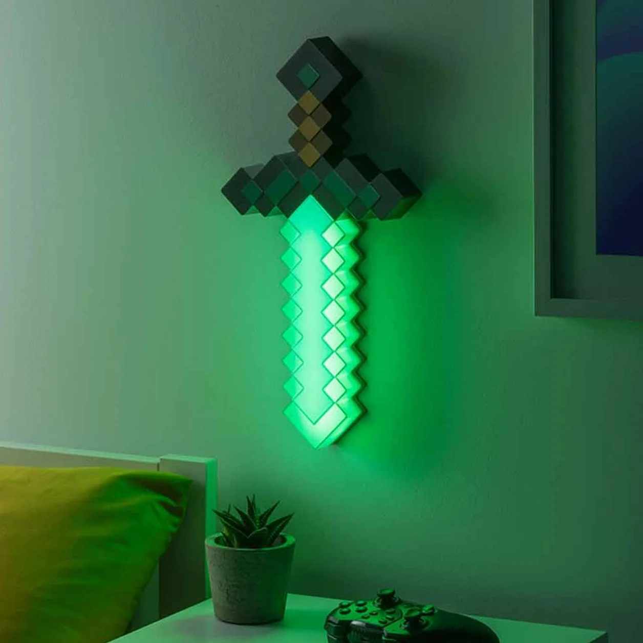 Luce Spada di Diamante Minecraft Merchandise Ufficiale, 3 Modalità di Luce Dinamica con Reazione al Suono, Decorazione per Stanza di Gioco & Collezionabile, Alimentata a USB o Batterie