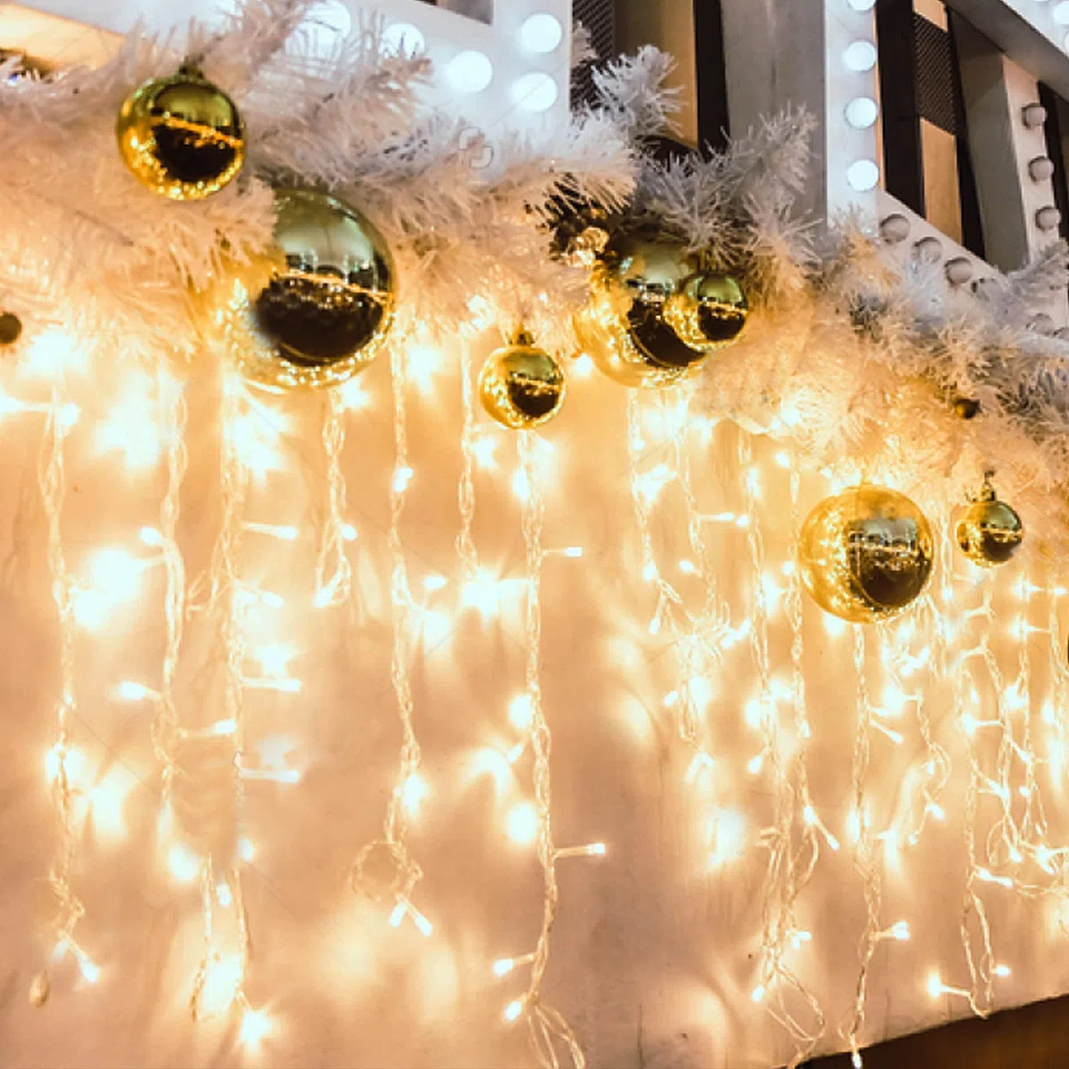 SALCAR Cascata Luci da Esterno, 5m 200 LED Tenda Luminosa Natale Luci Stringa Esterno con 8 Modalità Nataliazie Catena Luminosa Decorazione per Feste Finestra Matrimonio Blacone, Bianco Caldo