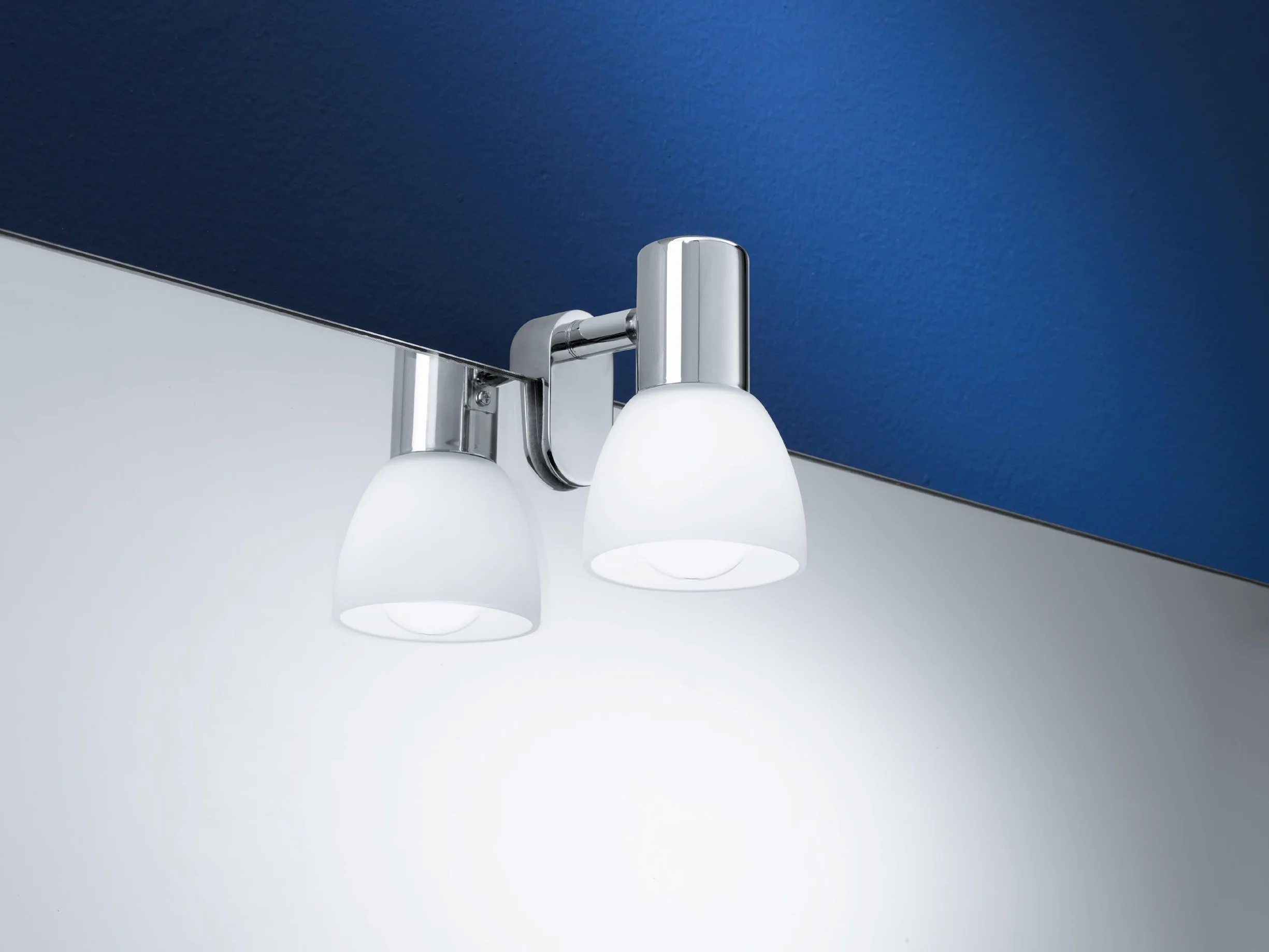 Eglo Sticker Lampada con finitura a specchio, applique, lampada cromata a specchio, metallo e vetro opalino satinato, lampada da bagno cromata, bianco, luce a prova di umidità, IP44, attacco E14