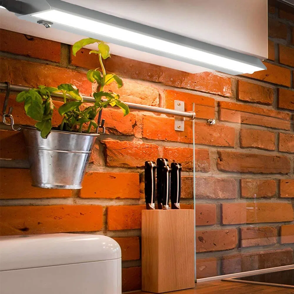 BAKAJI Lampada Luce Sottopensile Cucina Lunghezza 90cm Barra 90 LED 15W Bianco Naturale 4000K Alta Luminosità 1200LM Faretto Slim Sotto pensile per Mobili in Alluminio con Paralume Orientabile