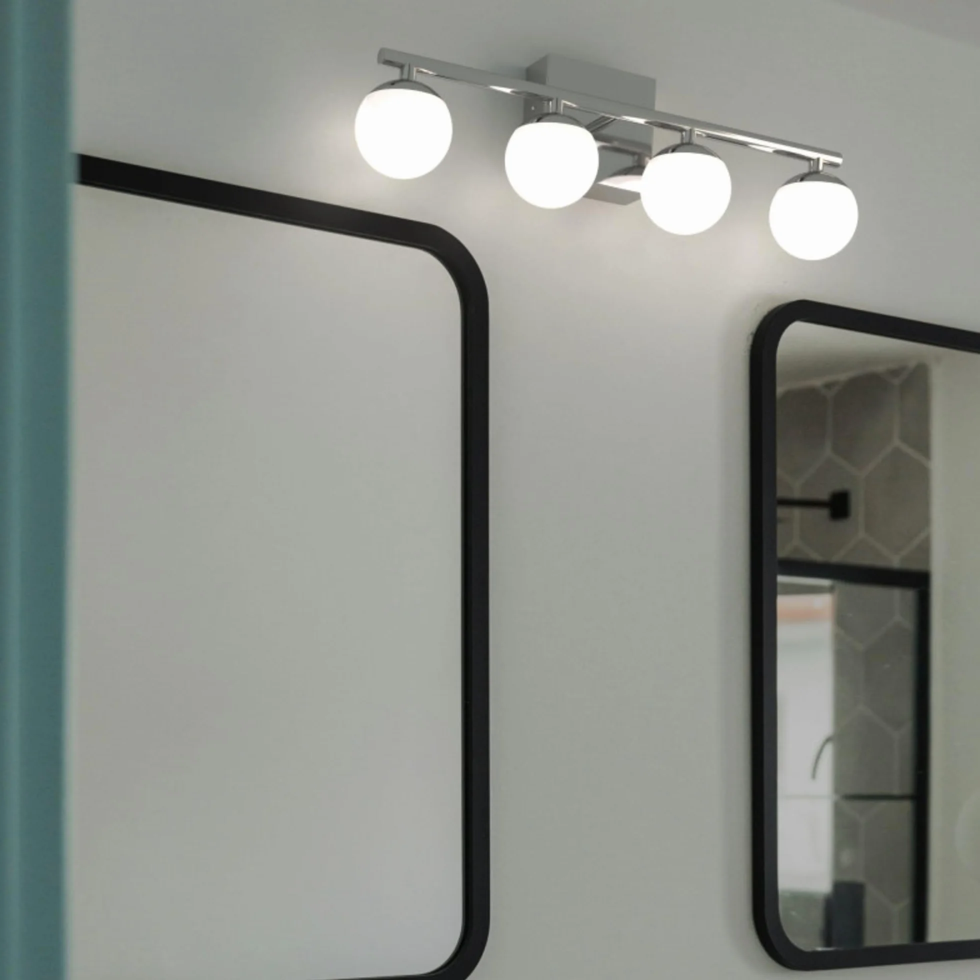 Applique LED per bagno Cromato 12W IP44 con 4 sfere diffusori. Luce bianca neutra 4000K. Barra da 49 cm. Lampada da parete per bagno, illuminazione moderna e funzionale per specchio e lavabo.
