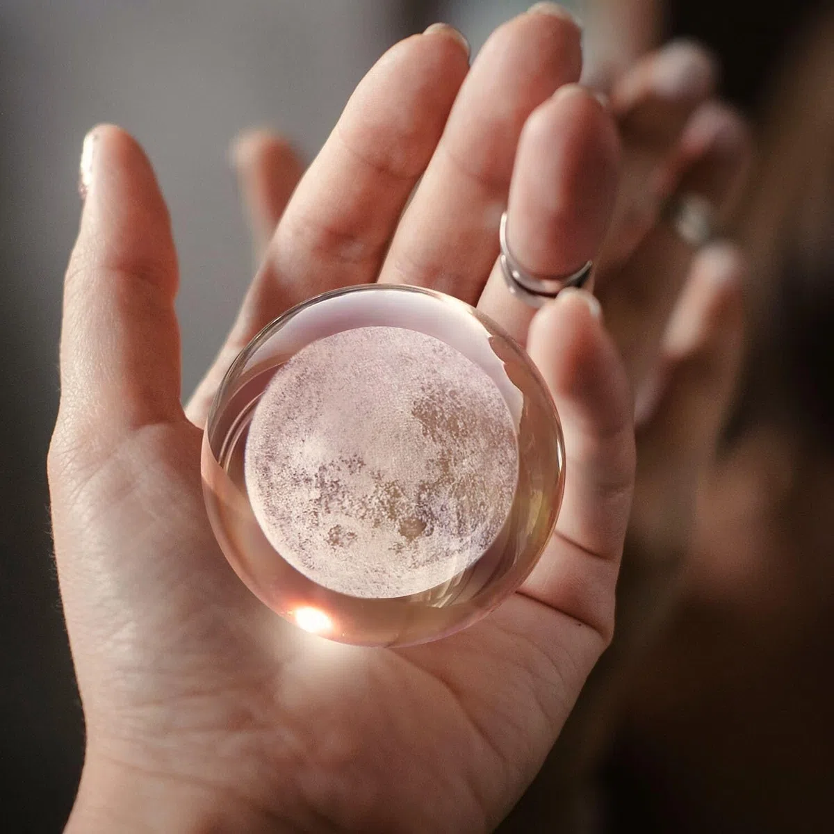 Flexzion Luce notturna 3D a forma di luna con sfera di cristallo, luce LED ologramma in vetro con base in legno massello, alimentata tramite USB, con luminosità regolabile, per decorazione domestica