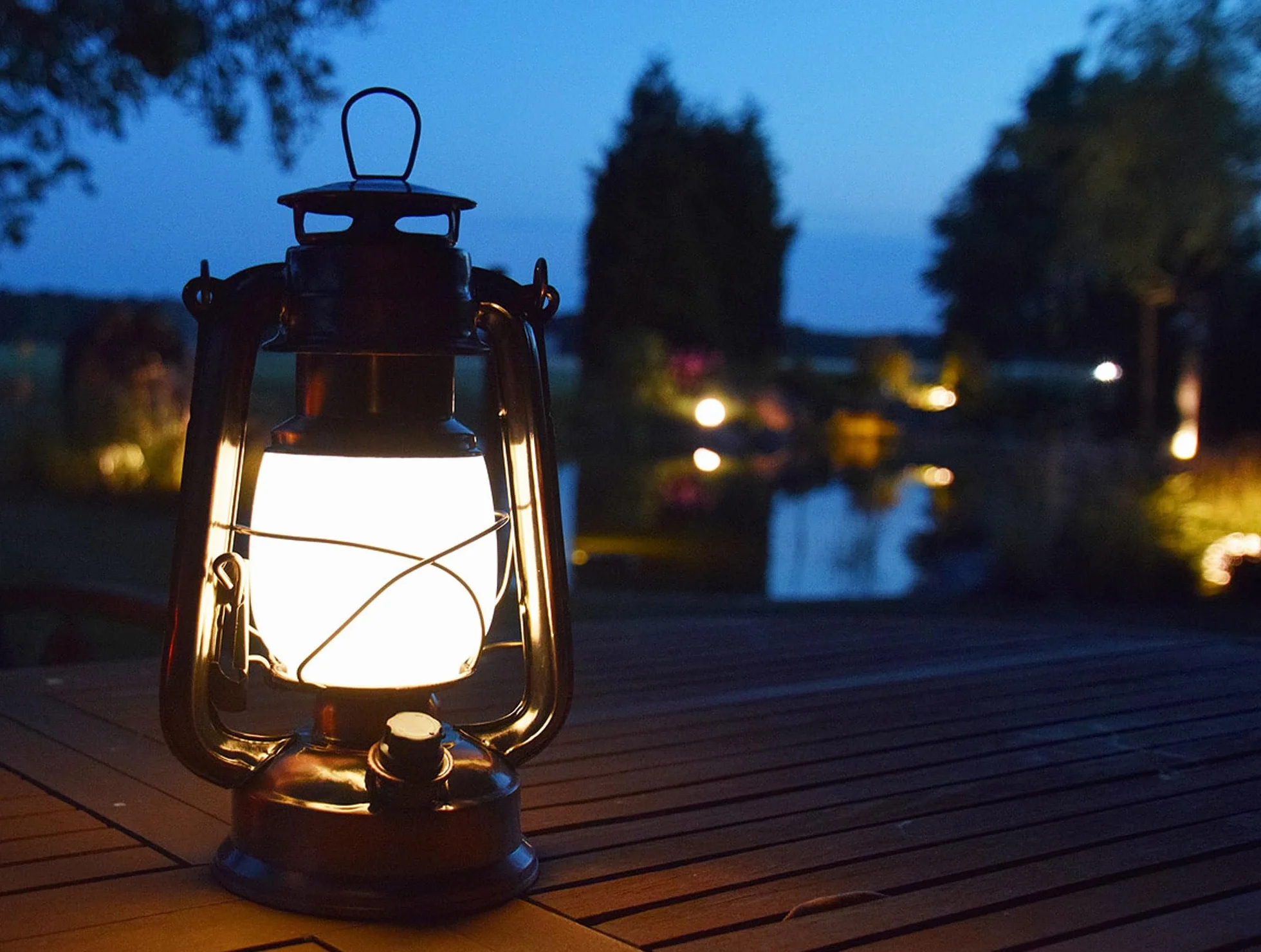 ChiliTec 22634 - Lanterna da campeggio a LED, in rame, a intensità variabile, funzionamento a batteria, 4 x AA Mignon da 23,5 cm, con occhiello, luce bianca calda, 6 V