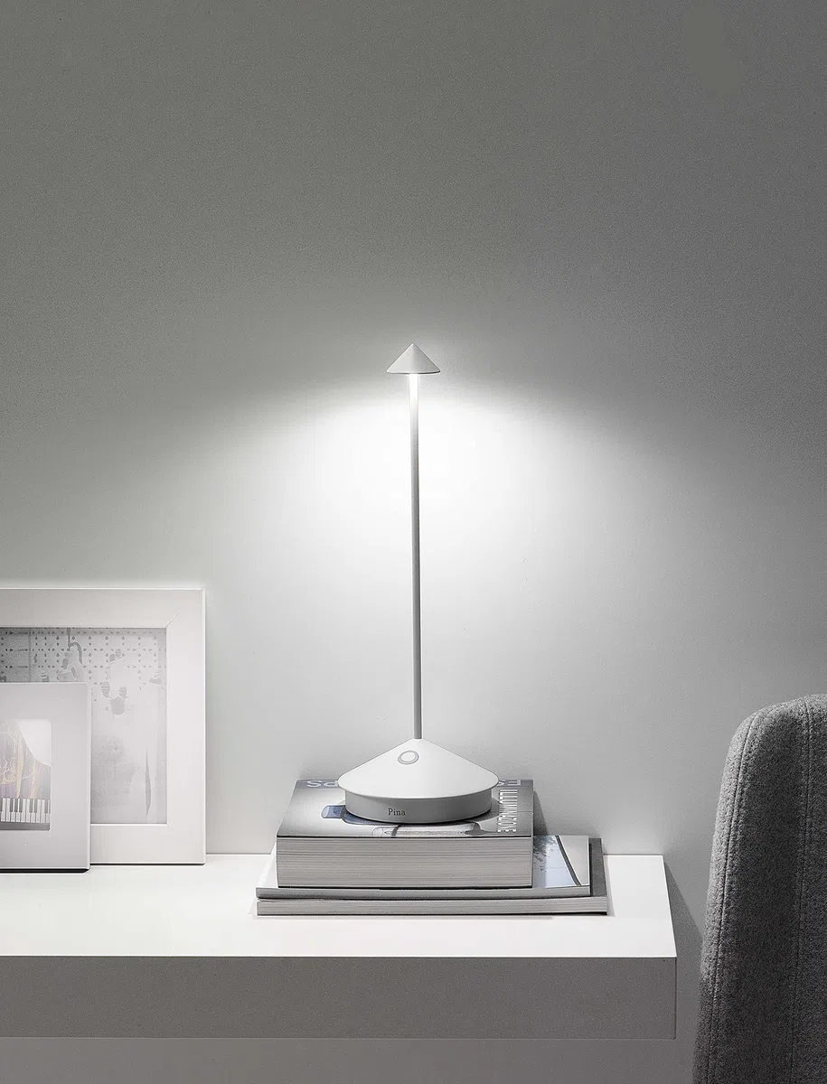 Zafferano Pina Pro, Lampada LED Ricaricabile Da Tavolo Senza Fili, Dimmer Touch 2700K, IP54 Uso Interno/Esterno, Base Di Ricarica A Contatto, Batteria Lunga Durata, Corpo In Alluminio H29cm - Bianco
