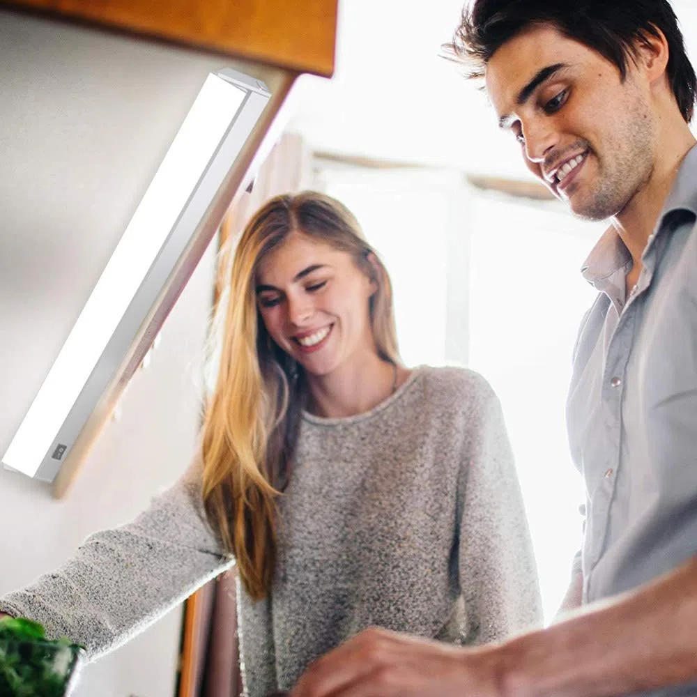 BAKAJI Lampada Luce Sottopensile Cucina Lunghezza 90cm Barra 90 LED 15W Bianco Naturale 4000K Alta Luminosità 1200LM Faretto Slim Sotto pensile per Mobili in Alluminio con Paralume Orientabile