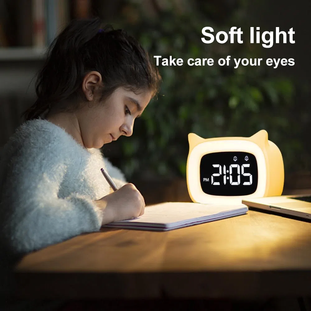 Sveglia Bambini da Comodino, Sveglia Digitale con Led Numeri Grandi, Carina Gatti, Luce Notturna Funzione Snooze Timer 18 suonerie 5 modalità comodino per Bambin Porta di Ricarica USB (Giallo)