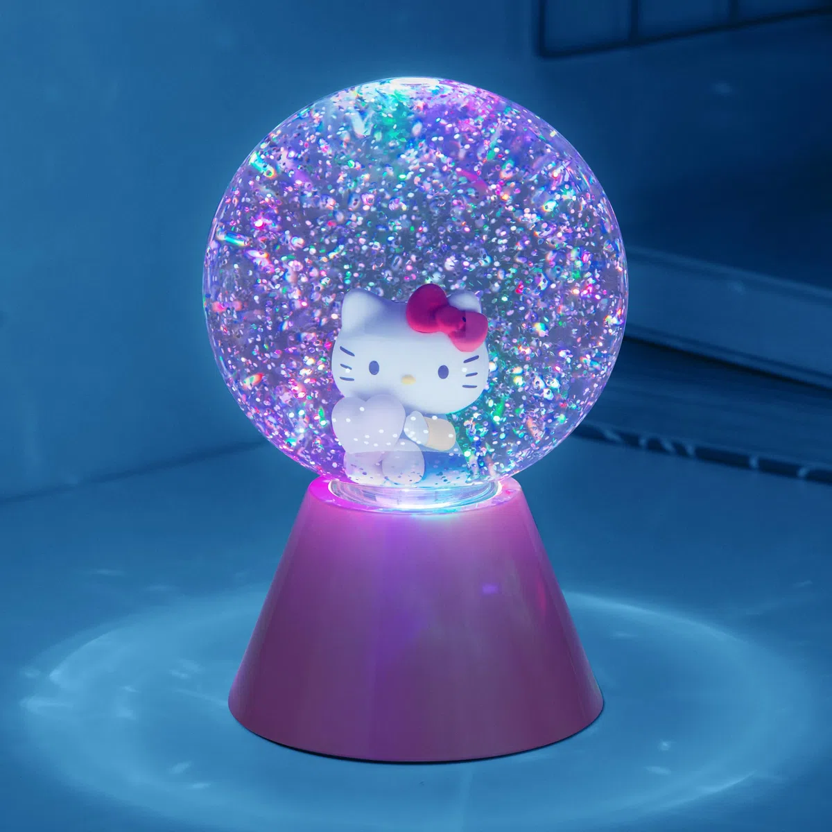 Paladone - Palla di neve glitterata Hello Kitty, con LED multicolore, design compatto, regalo per adulti e bambini, licenza ufficiale Sanrio