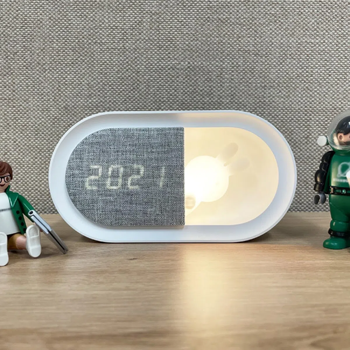 Forever Sveglia con coniglietto luminoso a LED PURE FNL-05 INGRID - Sveglia, lampada da comodino per la camera dei bambini, decorazione, orologio digitale, orologio wireless, USB-C, da letto, motivo