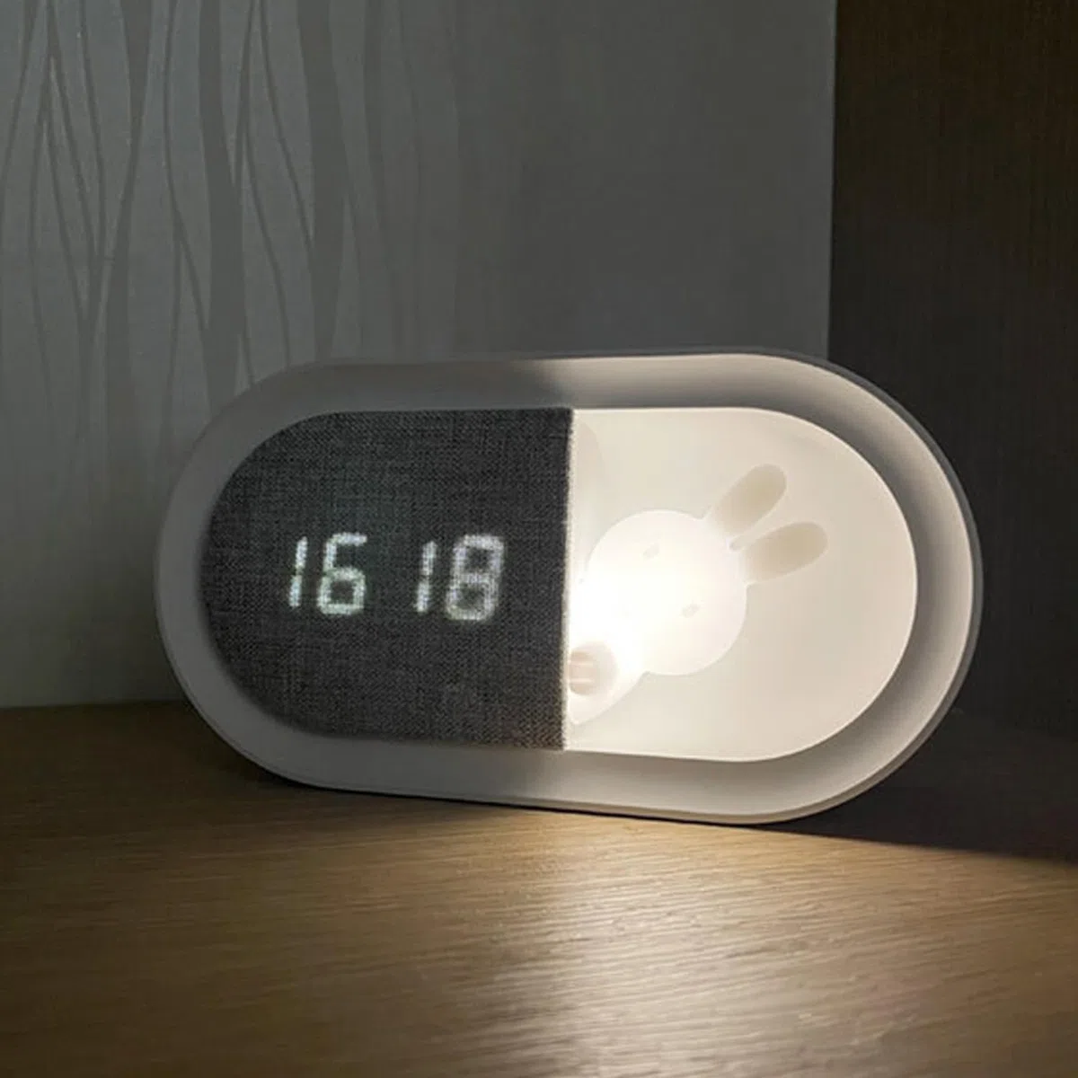 Forever Sveglia con coniglietto luminoso a LED PURE FNL-05 INGRID - Sveglia, lampada da comodino per la camera dei bambini, decorazione, orologio digitale, orologio wireless, USB-C, da letto, motivo