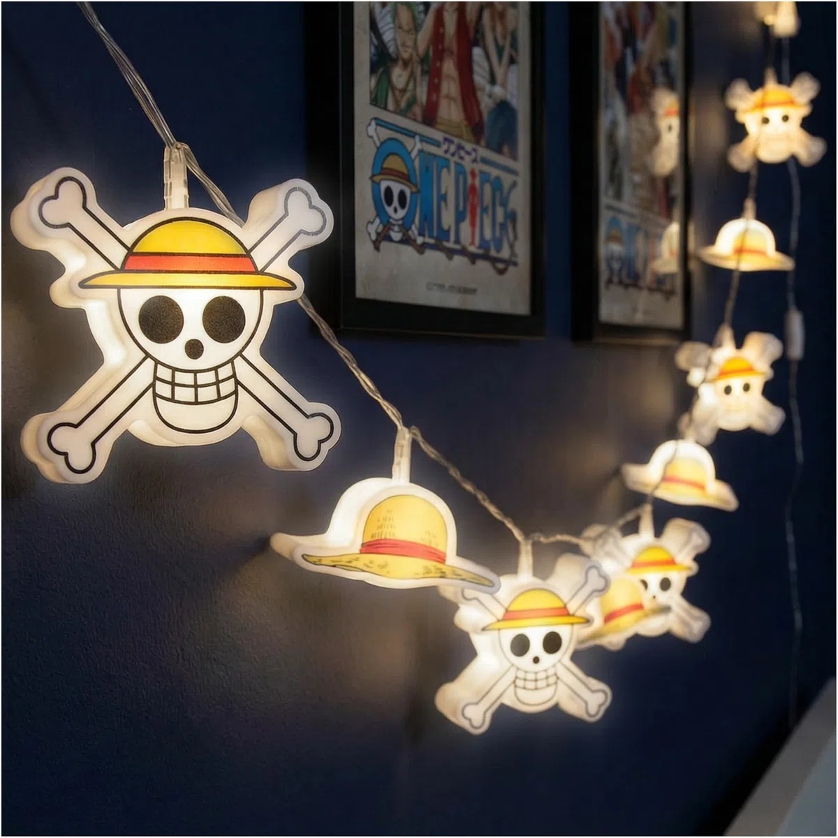 Get Trend One Piece 3D Stringa Luci LED, 10 Pz Bianco LED Lucine Fatate, Funziona a Batteria e con 2 Modalità Lightning, Straw Hat Skull Interno Decorazioni Casa & Camera da Letto, Regalo Anime