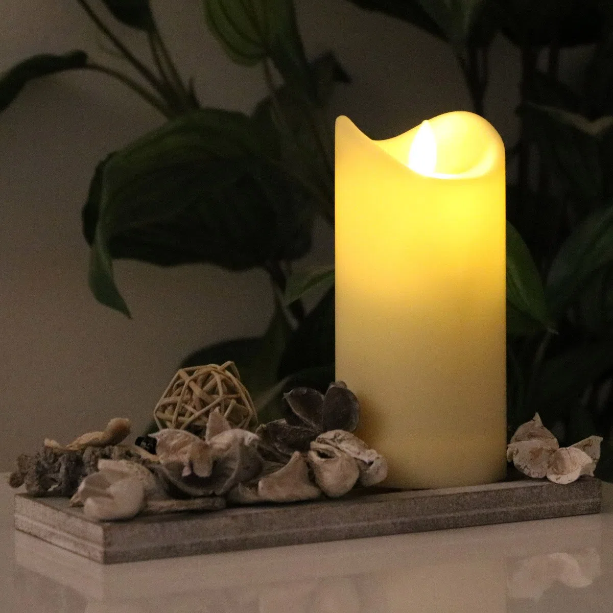 TRONJE Ø7x15 cm LED Candela a Batteria da Esterno Crema - Candela Plastica senza Fiamma con Timer e Telecomando - Impermeabile & Resistente al Calore
