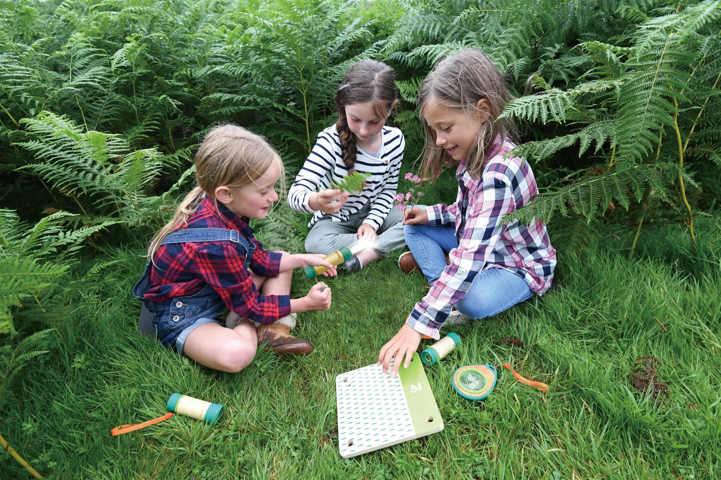 Hape Nature Fun - Torcia alimentata a mano: genera energia pulita tirando l’anello - Pila in bambù e bioplastica 4+ senza batterie