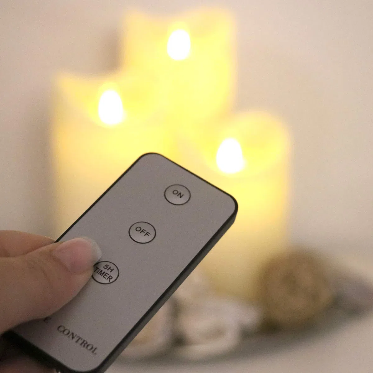 TRONJE Ø7x15 cm LED Candela a Batteria da Esterno Crema - Candela Plastica senza Fiamma con Timer e Telecomando - Impermeabile & Resistente al Calore