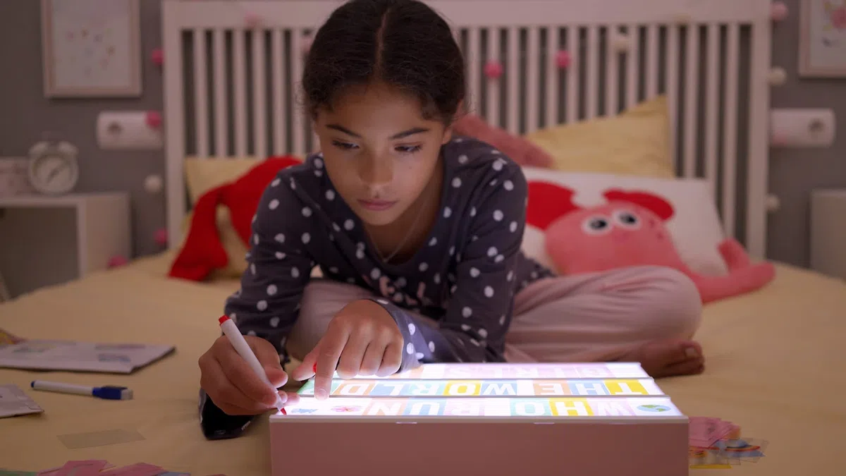 BONNYCO Light Box Rosa con 400 Lettere ed Emoji, 2 Pennarelli. Lavagna Luminosa con Lettere, Idee Regalo Bambina, Ragazza e Donna per Compleanno Natale. Scatola Scritte Luminose, Decorazioni Camera