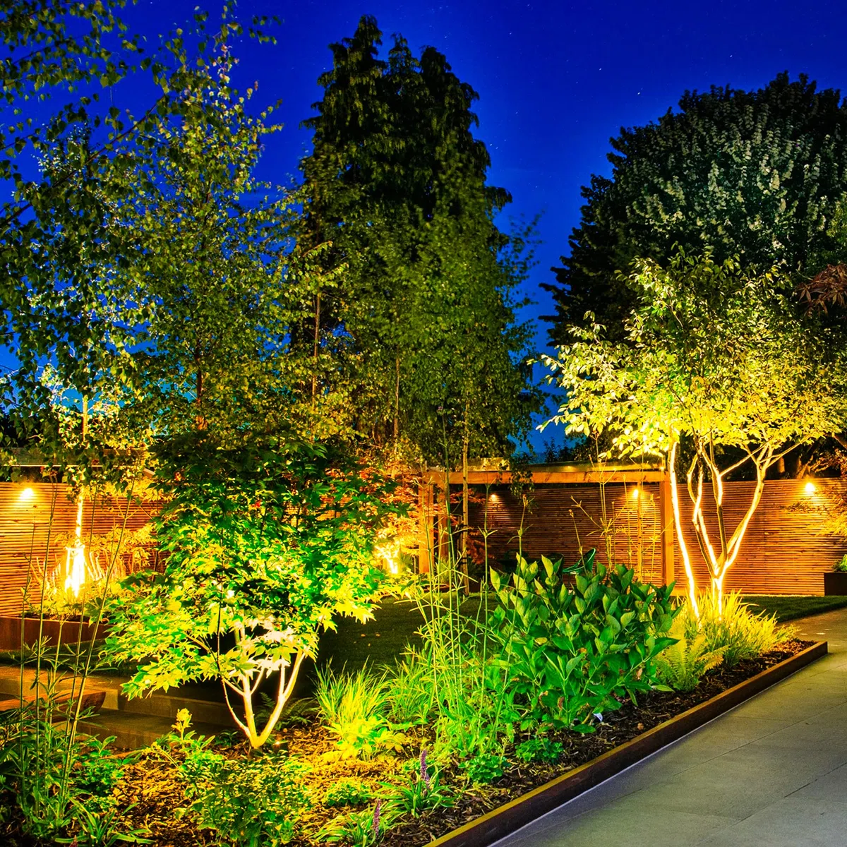 NATPOW Faretti Solari a Led da Esterno, 2 in 1 Luce 3000K Luci Solari da Giardino, 2 Modi, Automaticamente Acceso o Spento, Impermeabile IP65 Luci Esterne ad Energia Solare per Cortile, Patio, Alberi