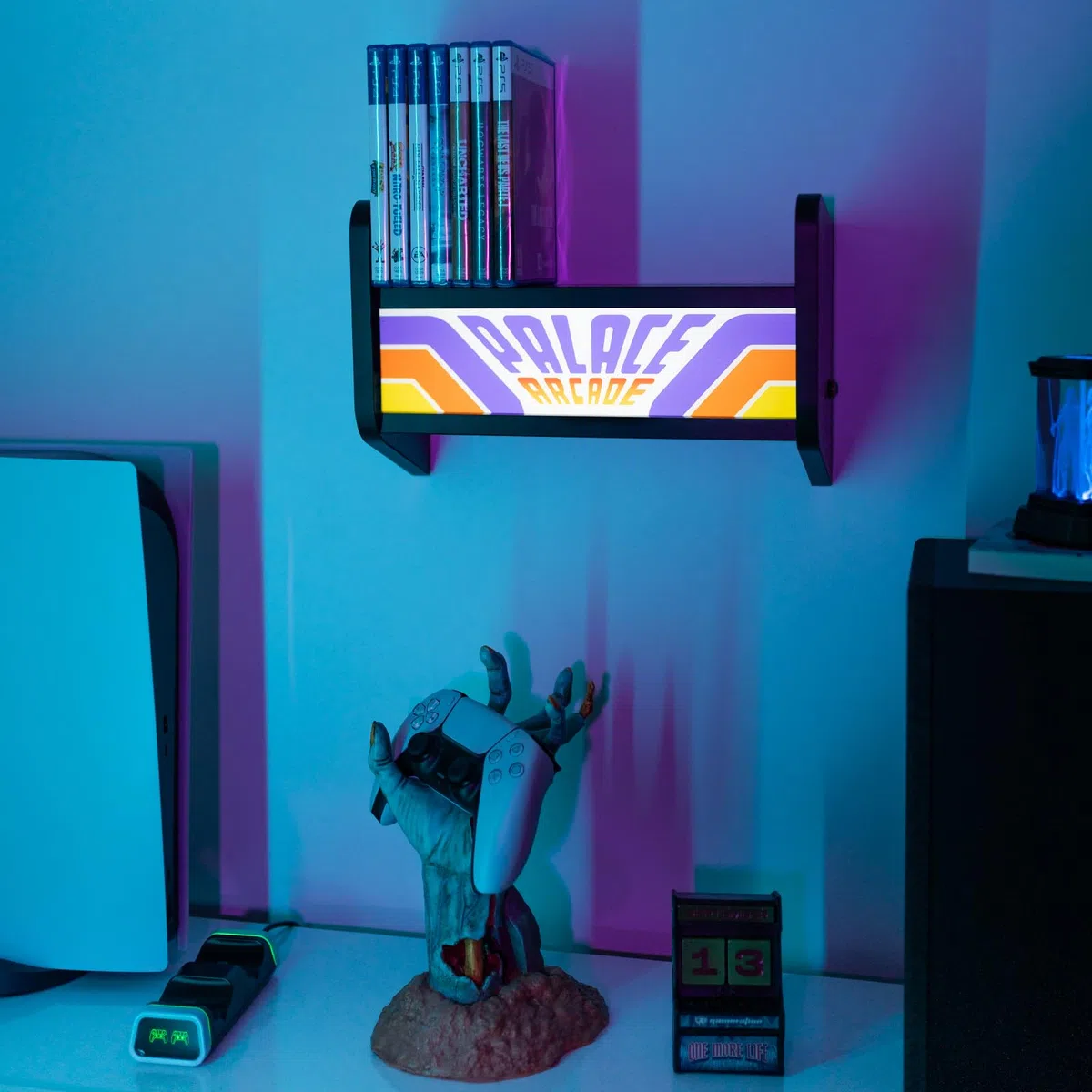 Grupo Erik Lampada e mensola USB – Stranger Things Merchandise | Mini mensola da parete per macchina da arcade, luce d'atmosfera, regali per giocatori, accessori per l'installazione di giochi, regali