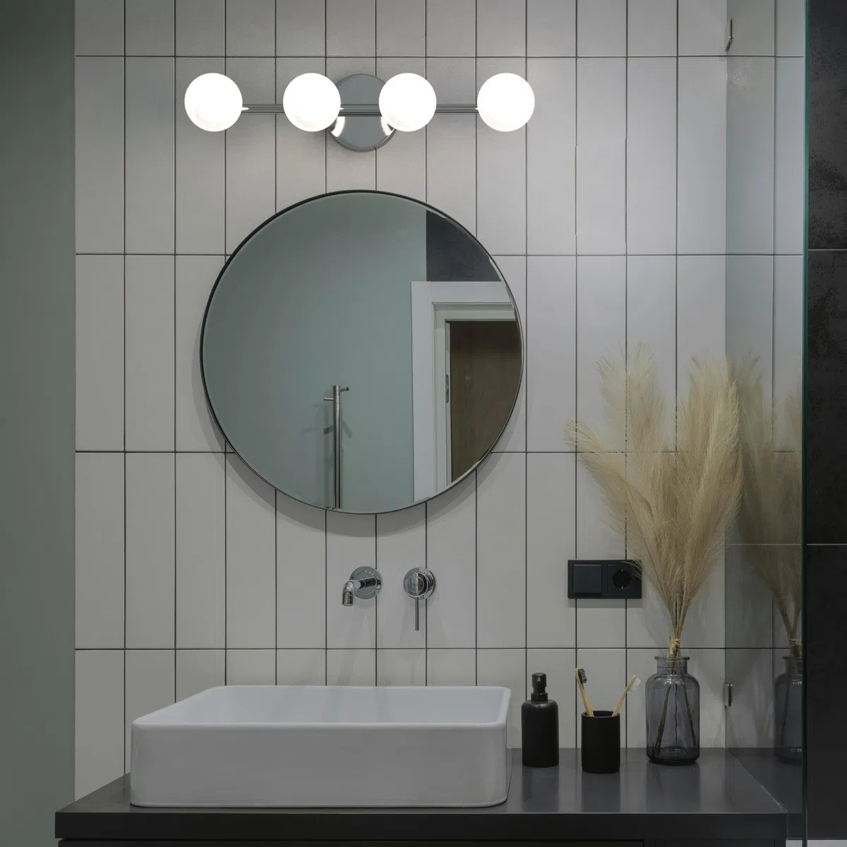 BARCELONA LED Applique LED per bagno 12W IP44. Lampada da parete sopra specchio Cromo da 49 cm con 4 sfere. Luce bianca neutra 4000K. Illuminazione moderna e resistente all'umidità.