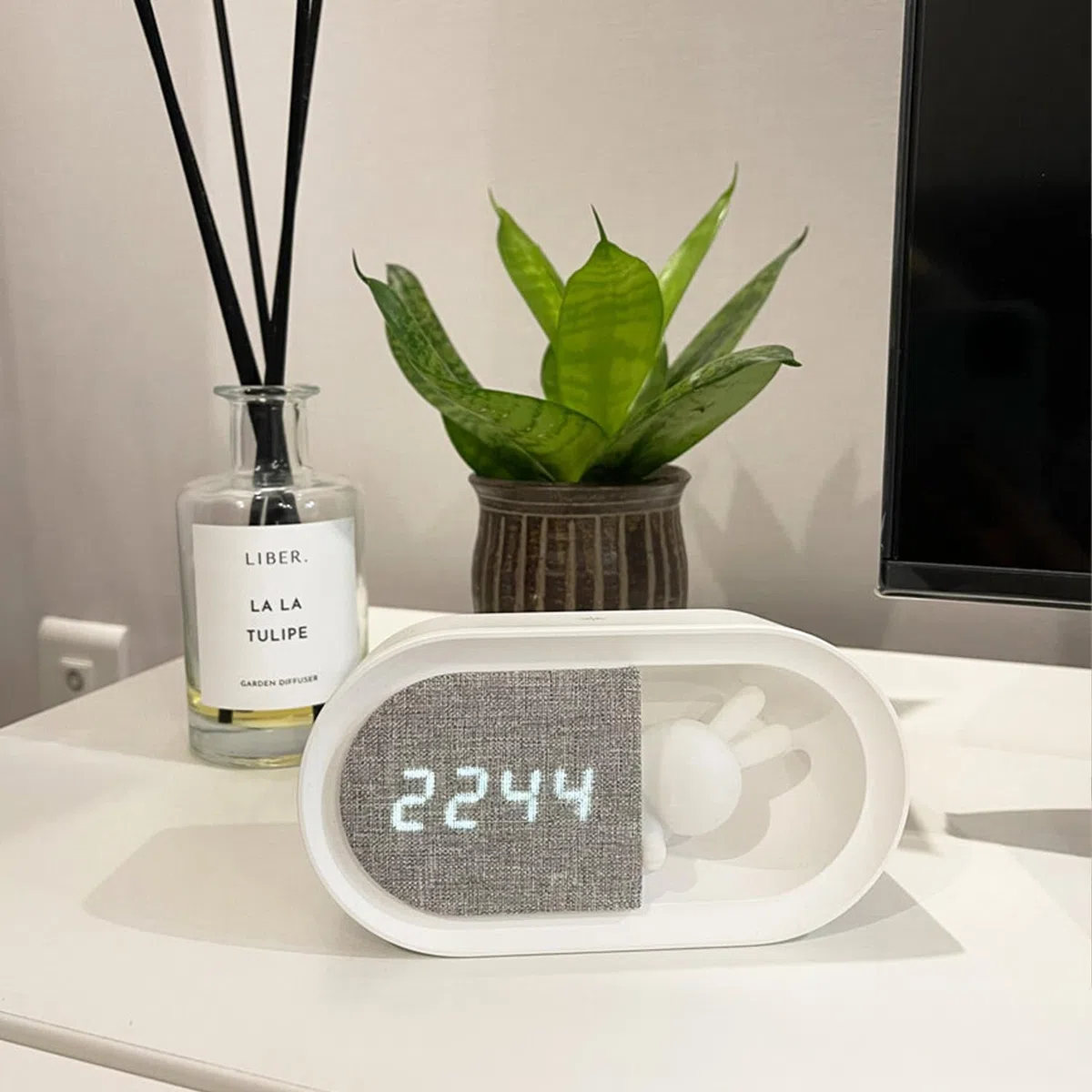 Forever Sveglia con coniglietto luminoso a LED PURE FNL-05 INGRID - Sveglia, lampada da comodino per la camera dei bambini, decorazione, orologio digitale, orologio wireless, USB-C, da letto, motivo