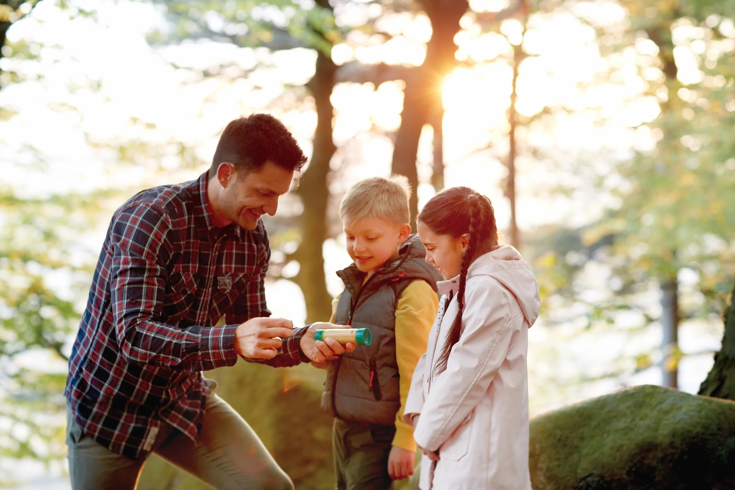 Hape Nature Fun - Torcia alimentata a mano: genera energia pulita tirando l’anello - Pila in bambù e bioplastica 4+ senza batterie